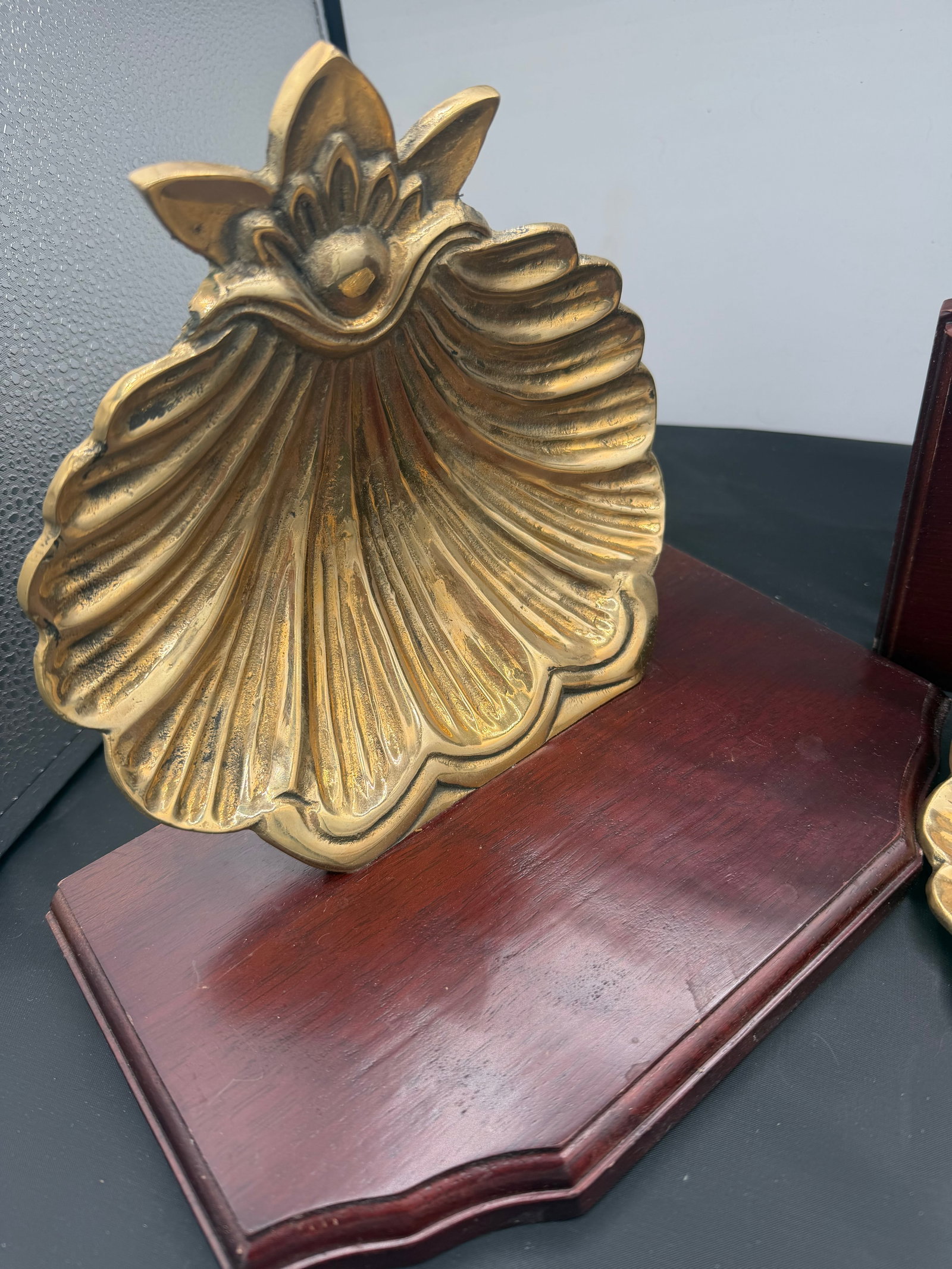 1980s Pair of Brass and Mahogany Shell Wall Brackets - 6