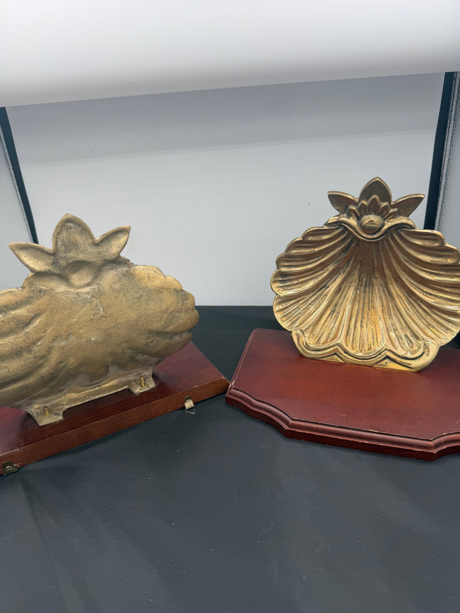1980s Pair of Brass and Mahogany Shell Wall Brackets - 7