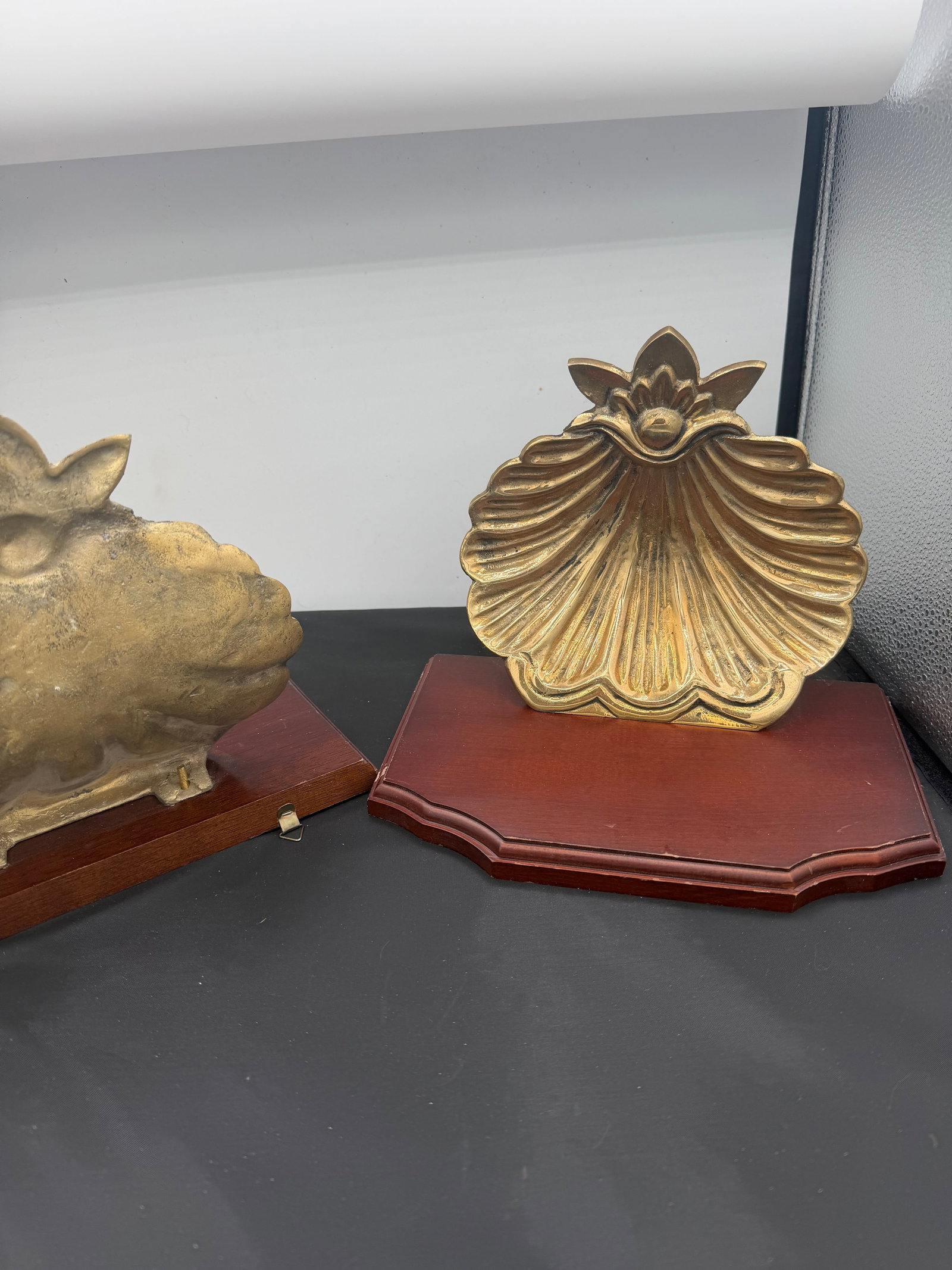 1980s Pair of Brass and Mahogany Shell Wall Brackets - 9