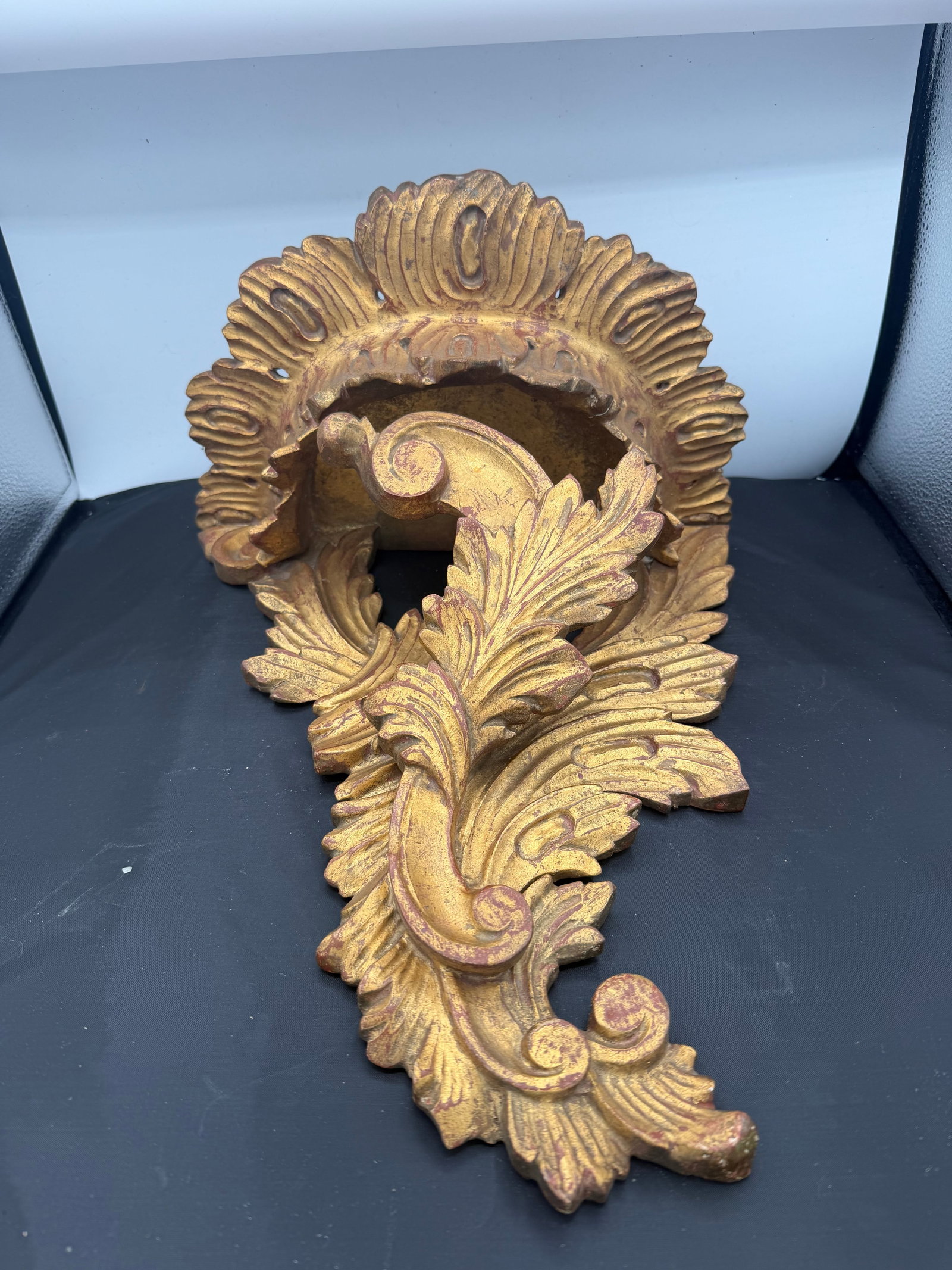 1950s Large Gesso and Gilt Carved Wooden Italian Wall Bracket - 3