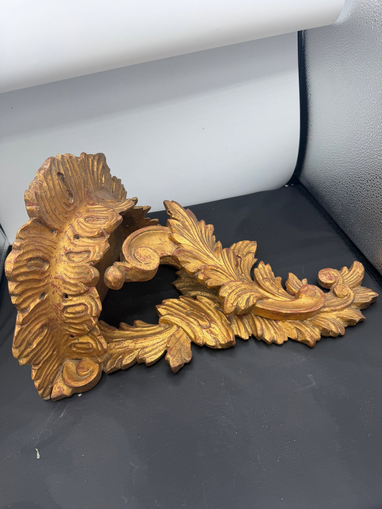 1950s Large Gesso and Gilt Carved Wooden Italian Wall Bracket - 4