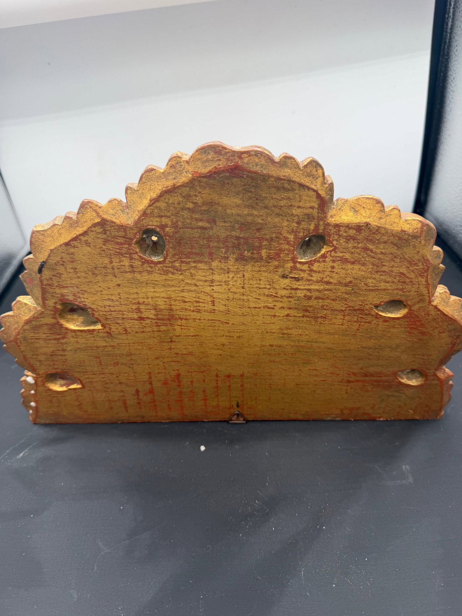 1950s Large Gesso and Gilt Carved Wooden Italian Wall Bracket - 5