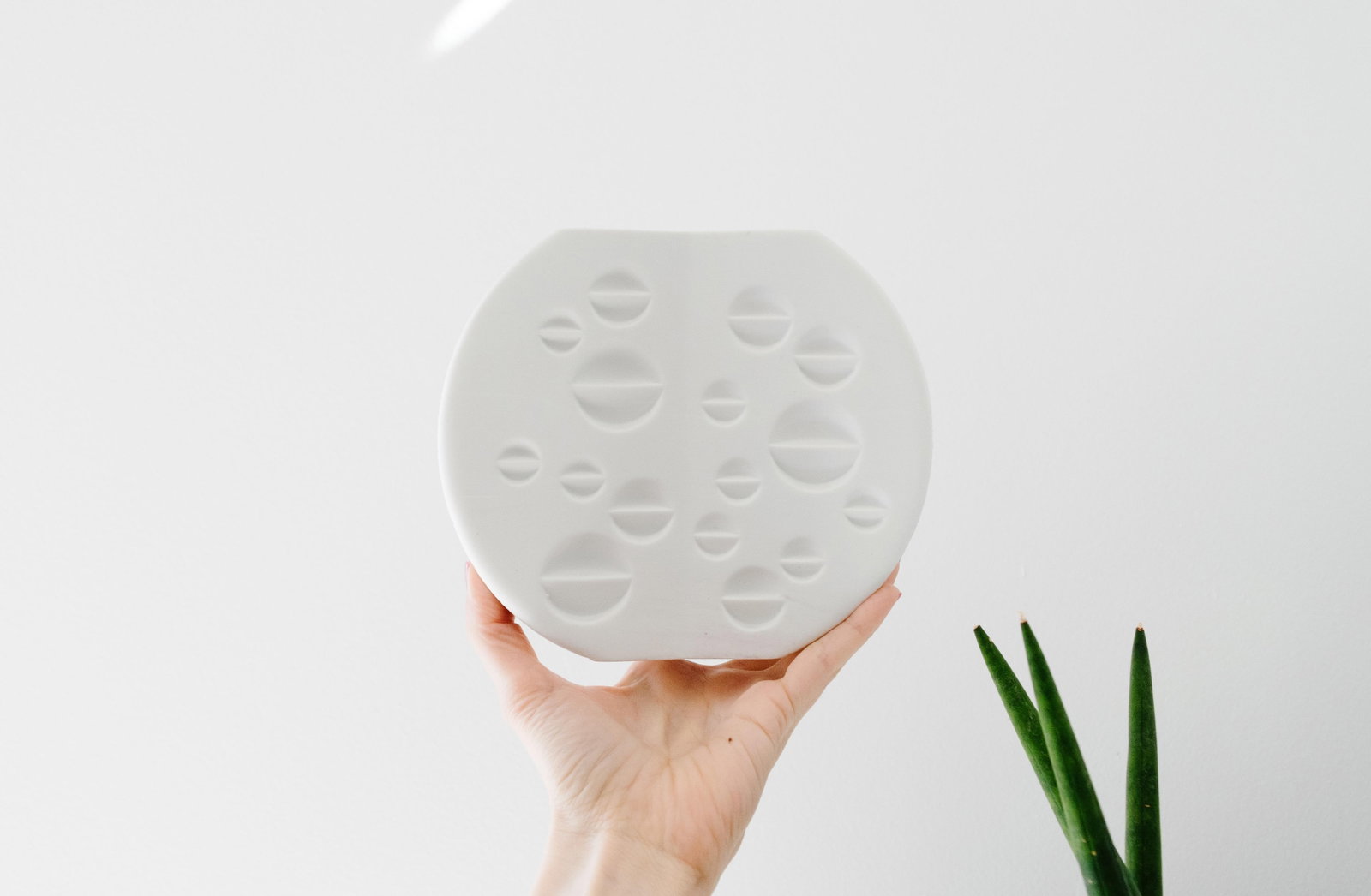 1950s Hans-Theo Baumann for Thomas Germany Matte White Porcelain Op Art Vase - 4