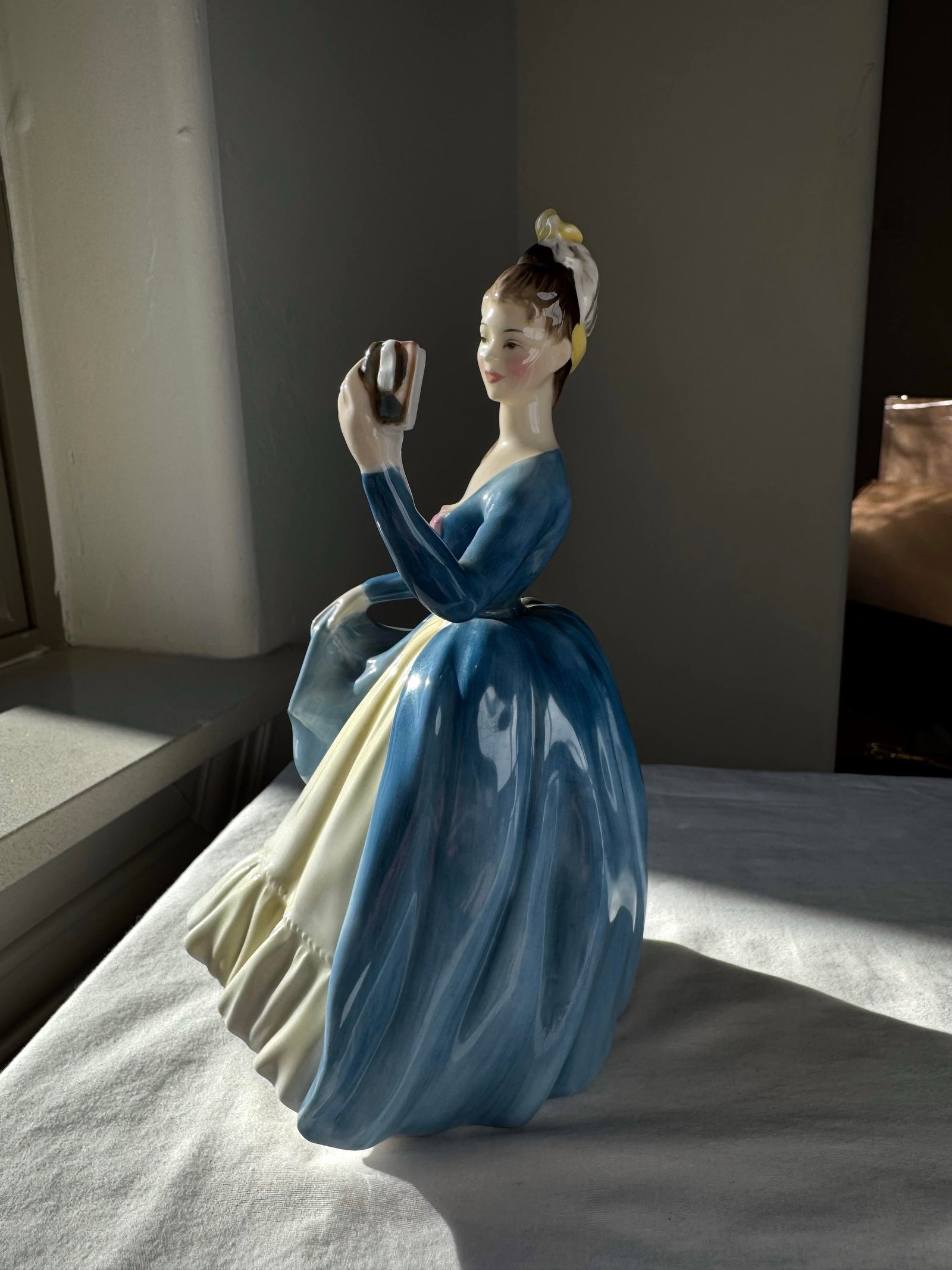 1956 Royal Doulton Figurine ~ "Leading Lady" ~ Hn 2269 - 2