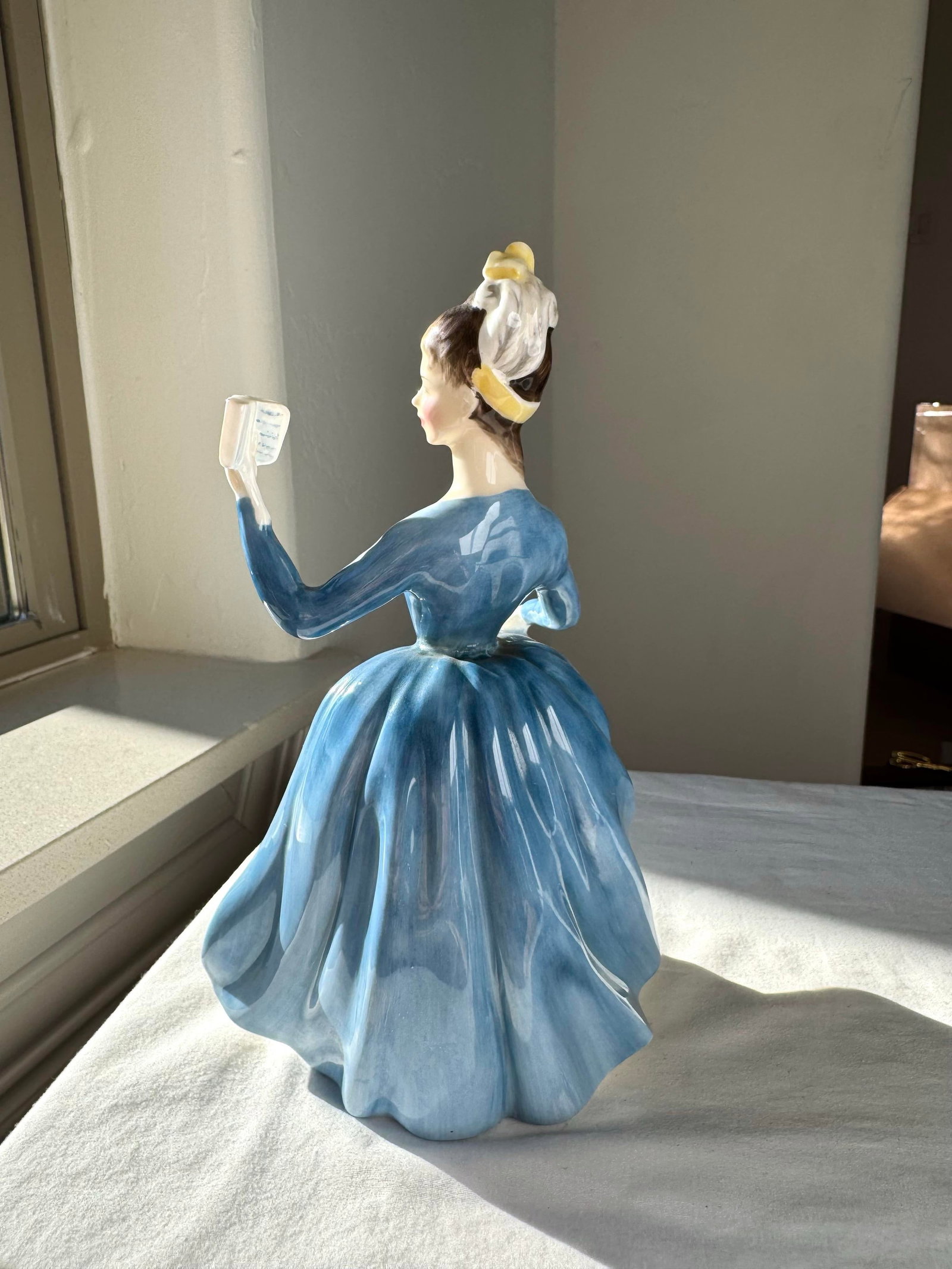 1956 Royal Doulton Figurine ~ "Leading Lady" ~ Hn 2269 - 3