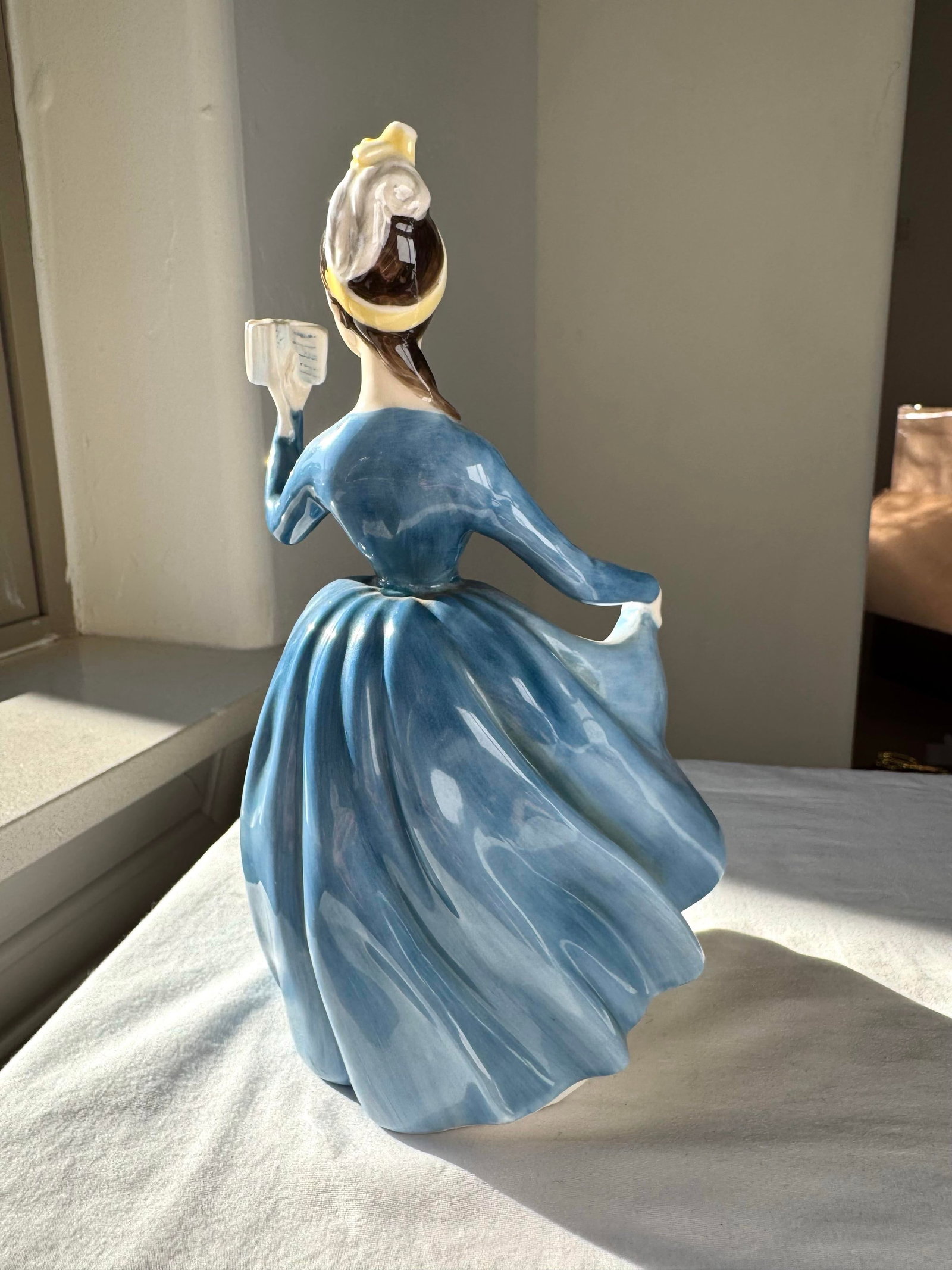 1956 Royal Doulton Figurine ~ "Leading Lady" ~ Hn 2269 - 4