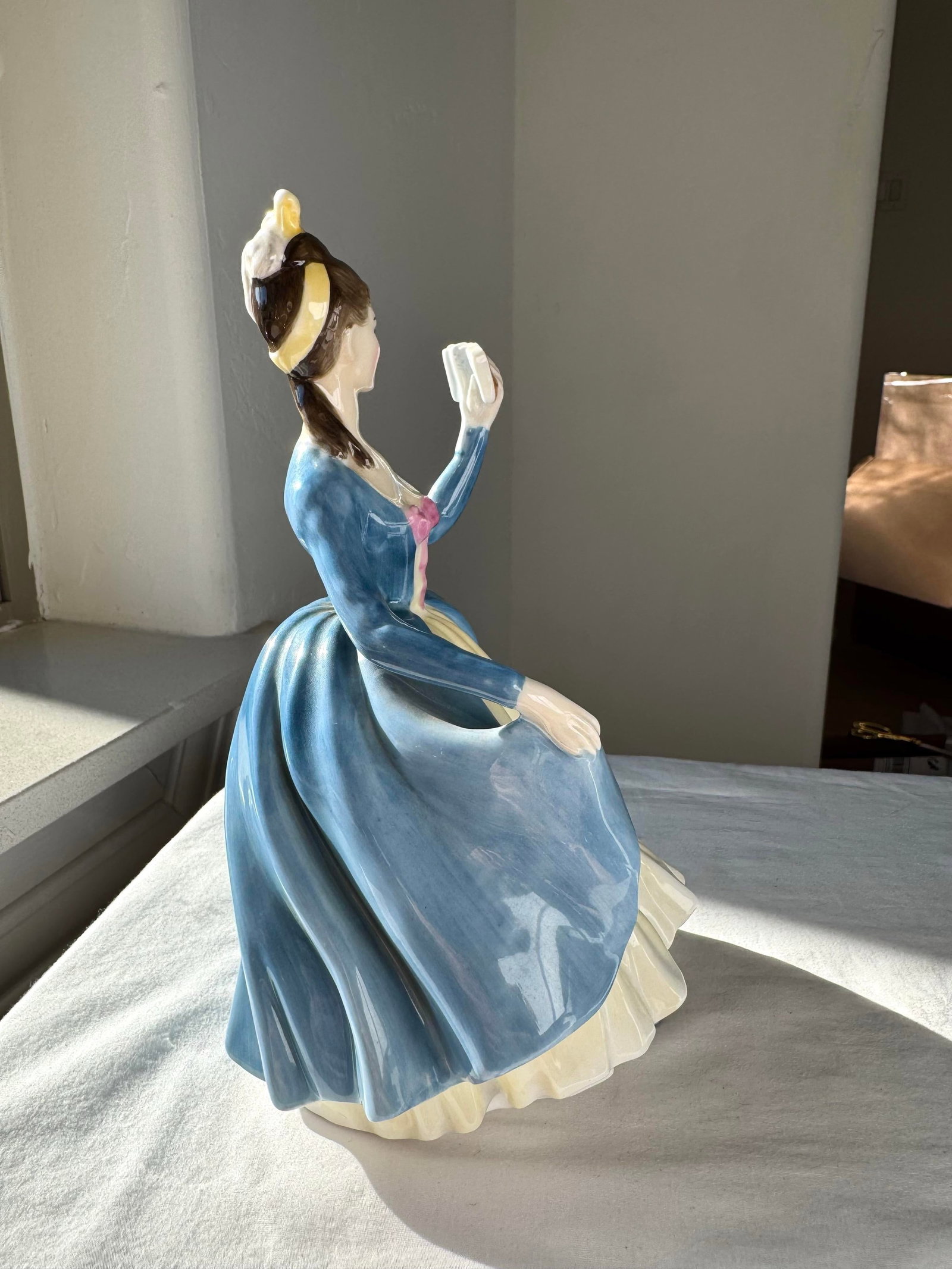 1956 Royal Doulton Figurine ~ "Leading Lady" ~ Hn 2269 - 5