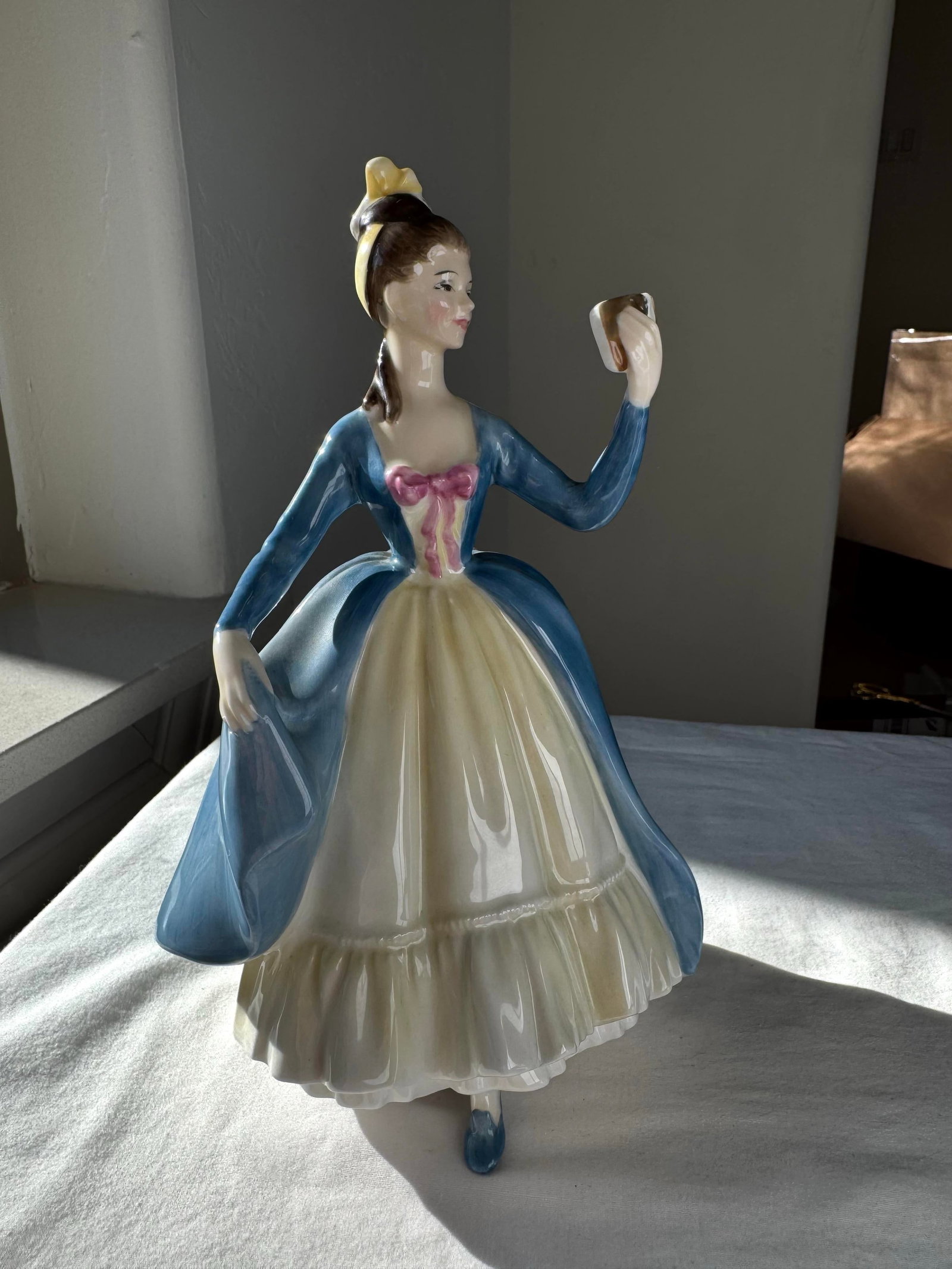 1956 Royal Doulton Figurine ~ "Leading Lady" ~ Hn 2269 - 6