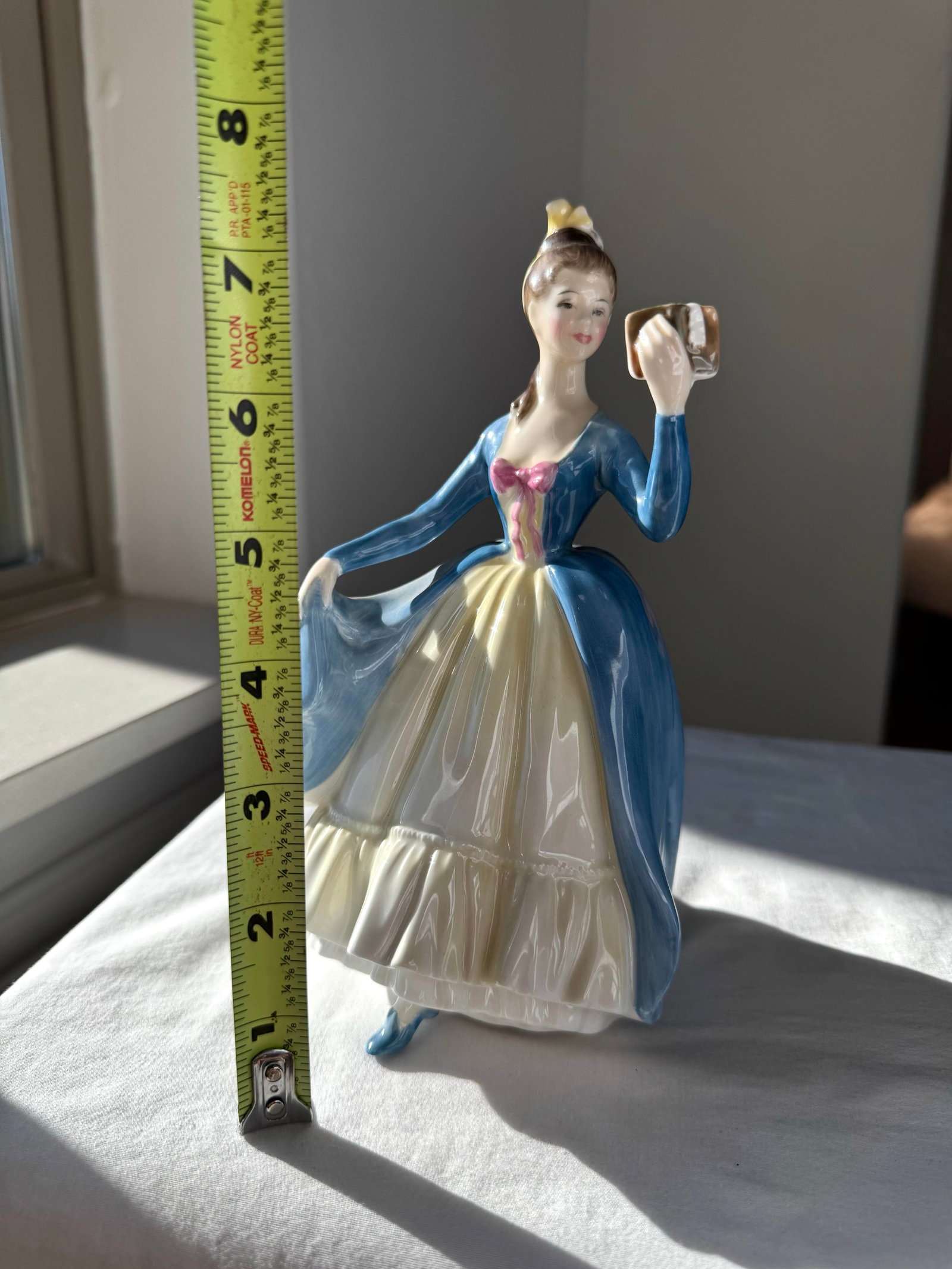 1956 Royal Doulton Figurine ~ "Leading Lady" ~ Hn 2269 - 7