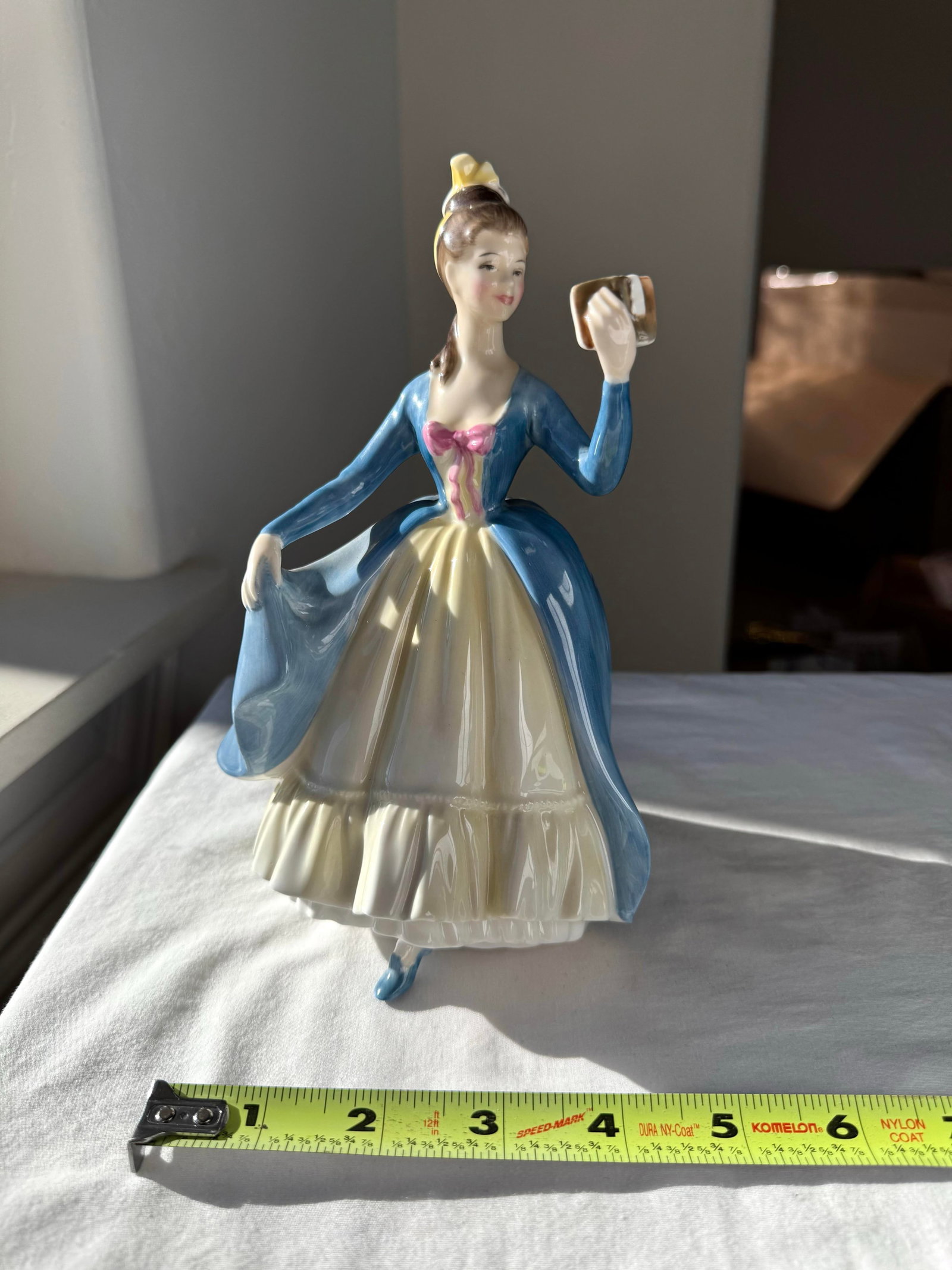 1956 Royal Doulton Figurine ~ "Leading Lady" ~ Hn 2269 - 8