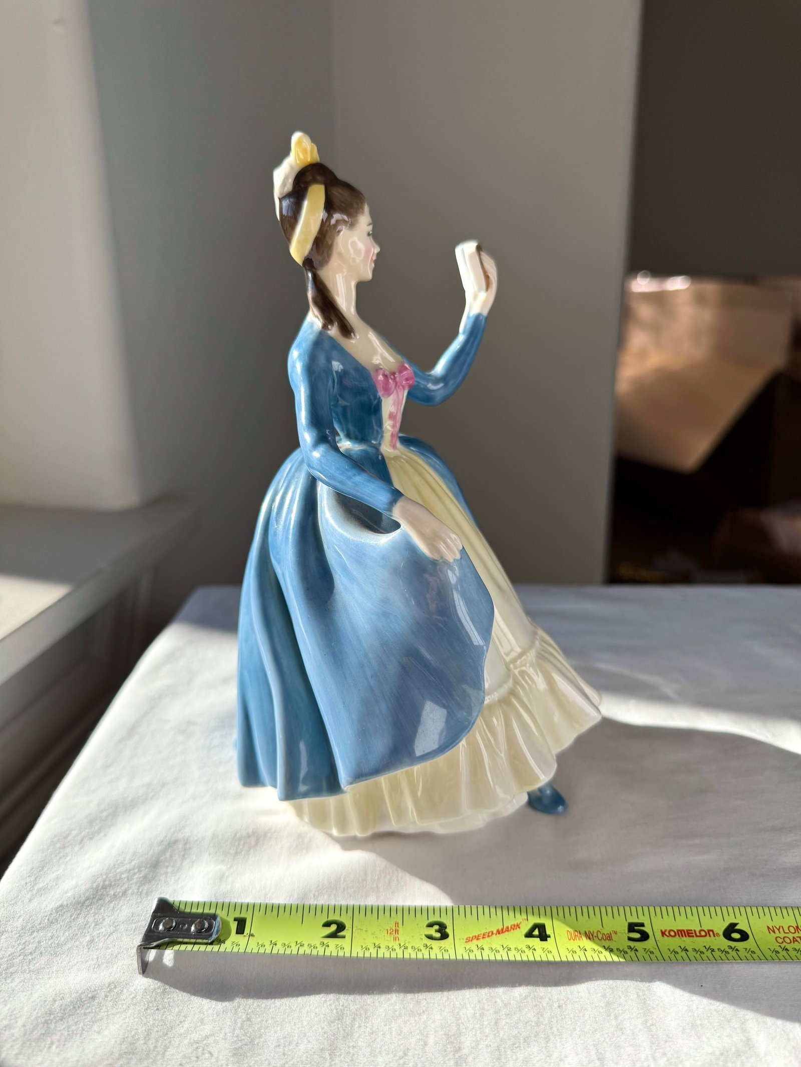 1956 Royal Doulton Figurine ~ "Leading Lady" ~ Hn 2269 - 9