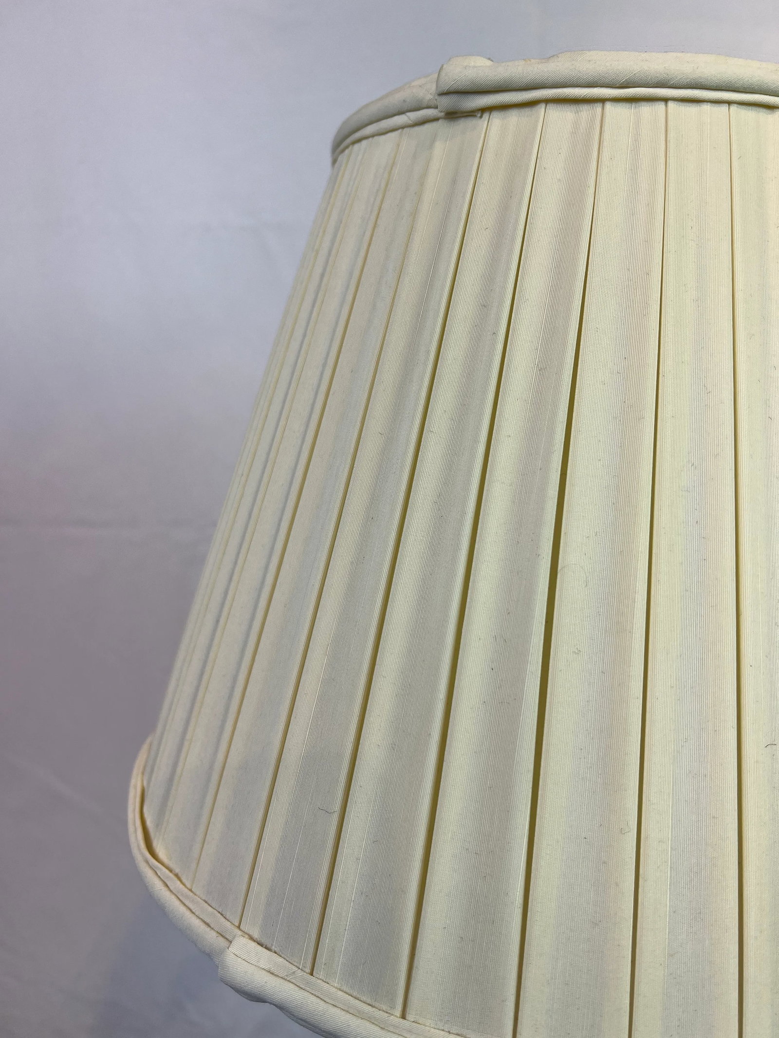 Italian Hand-Painted Tole Lamp Featuring Ebony Finish With Gold Accents and Mirrored Panels - 9