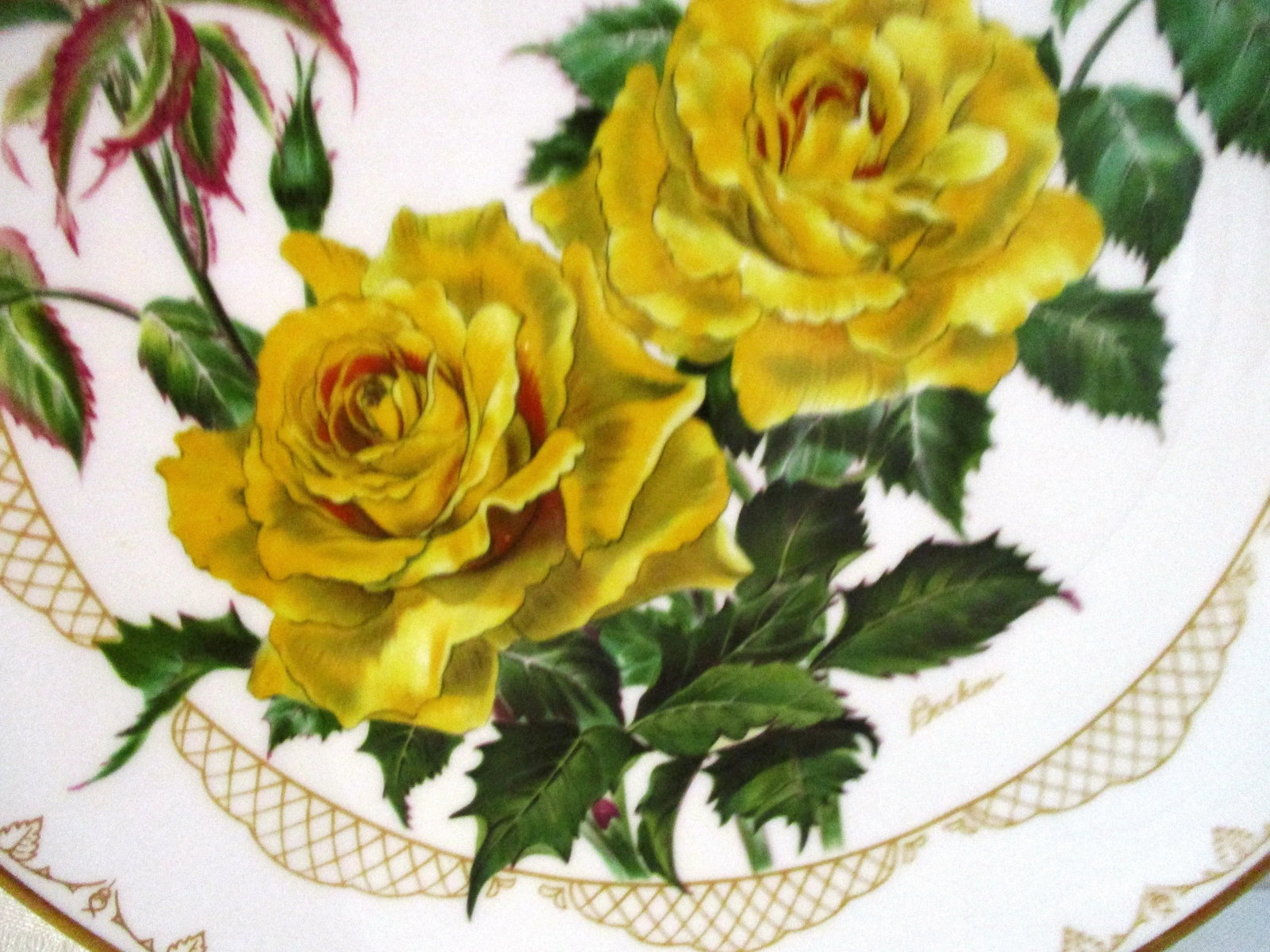 1980s Edward Marshall Boehm Porcelain Roses Plates, a Pair - 3