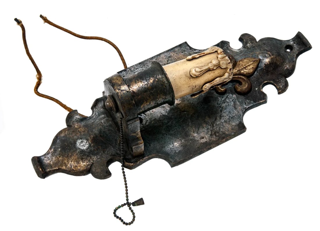 Early 20th Century French Bronze & Iron Wall Sconce With Fleur De Lis - 7
