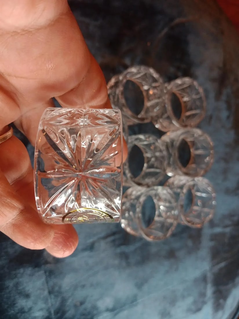 Set of 8 Vintage Crystal Clear Cut Essex Napkin Rings - 3