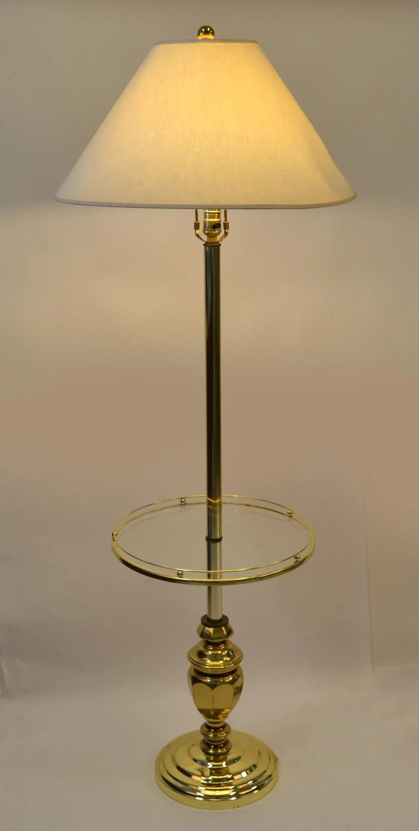 1980s Neoclassical Brass Metal Laurel Lamp Company Style Round Glass Side Table Floor Lamp - 2