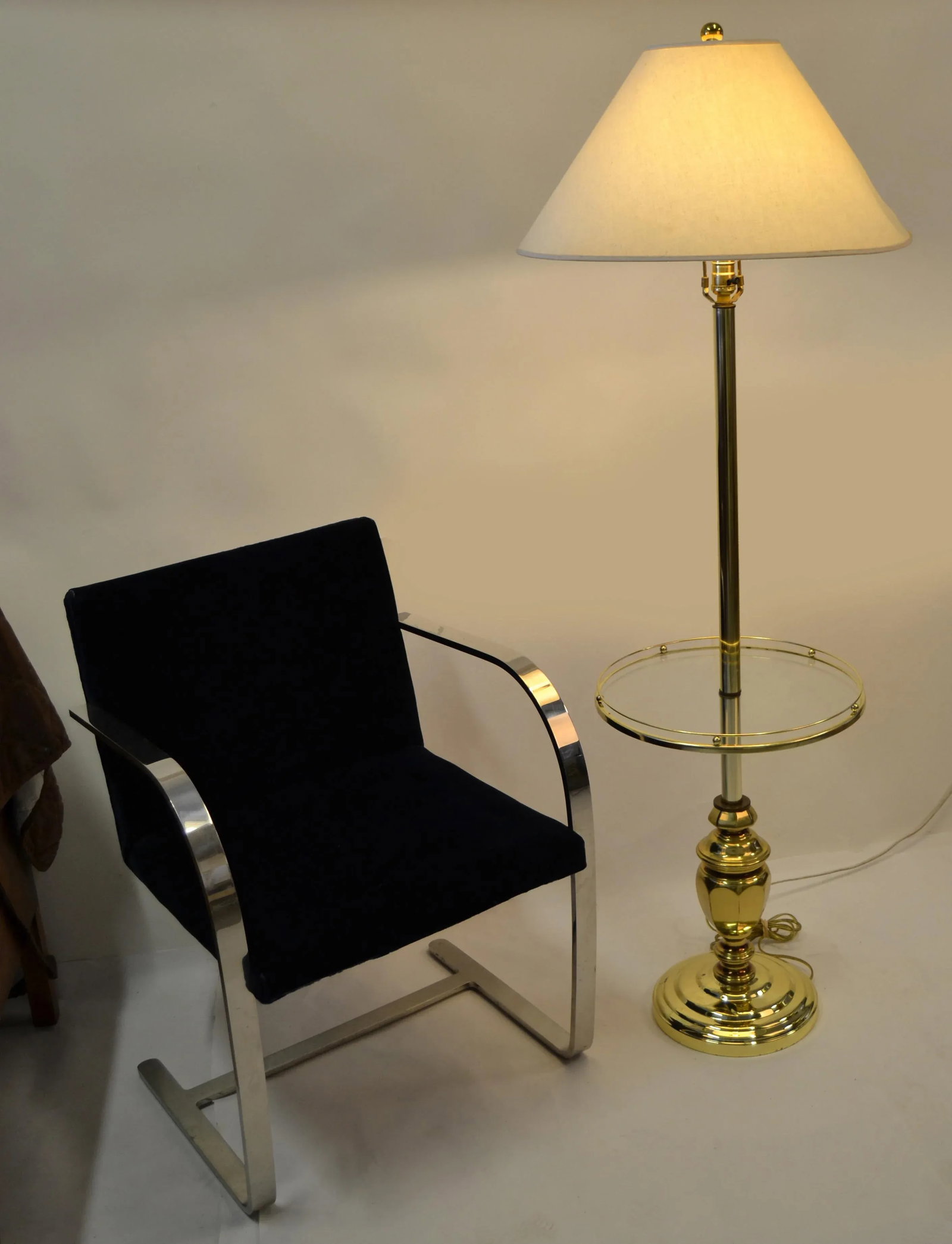 1980s Neoclassical Brass Metal Laurel Lamp Company Style Round Glass Side Table Floor Lamp - 7
