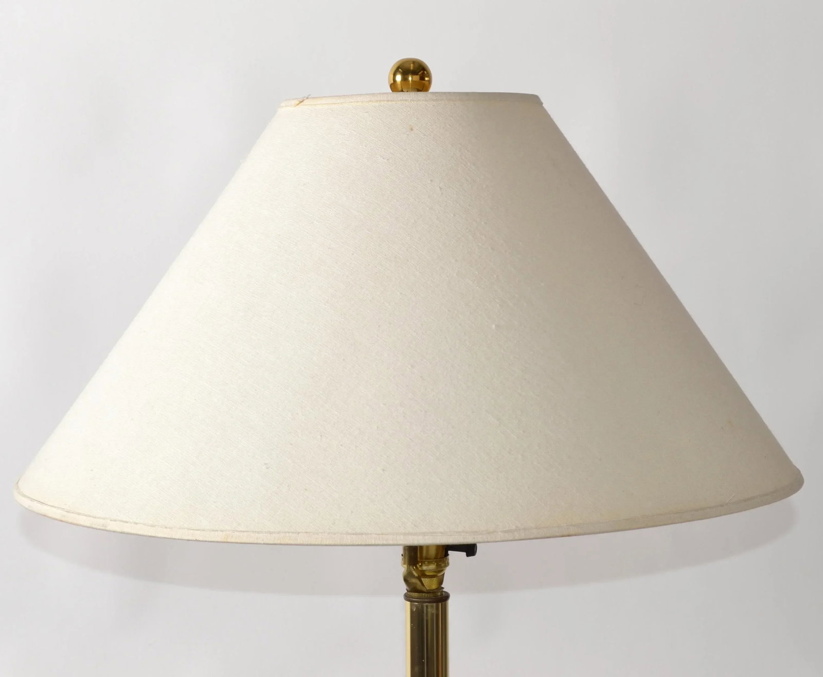 1980s Neoclassical Brass Metal Laurel Lamp Company Style Round Glass Side Table Floor Lamp - 8