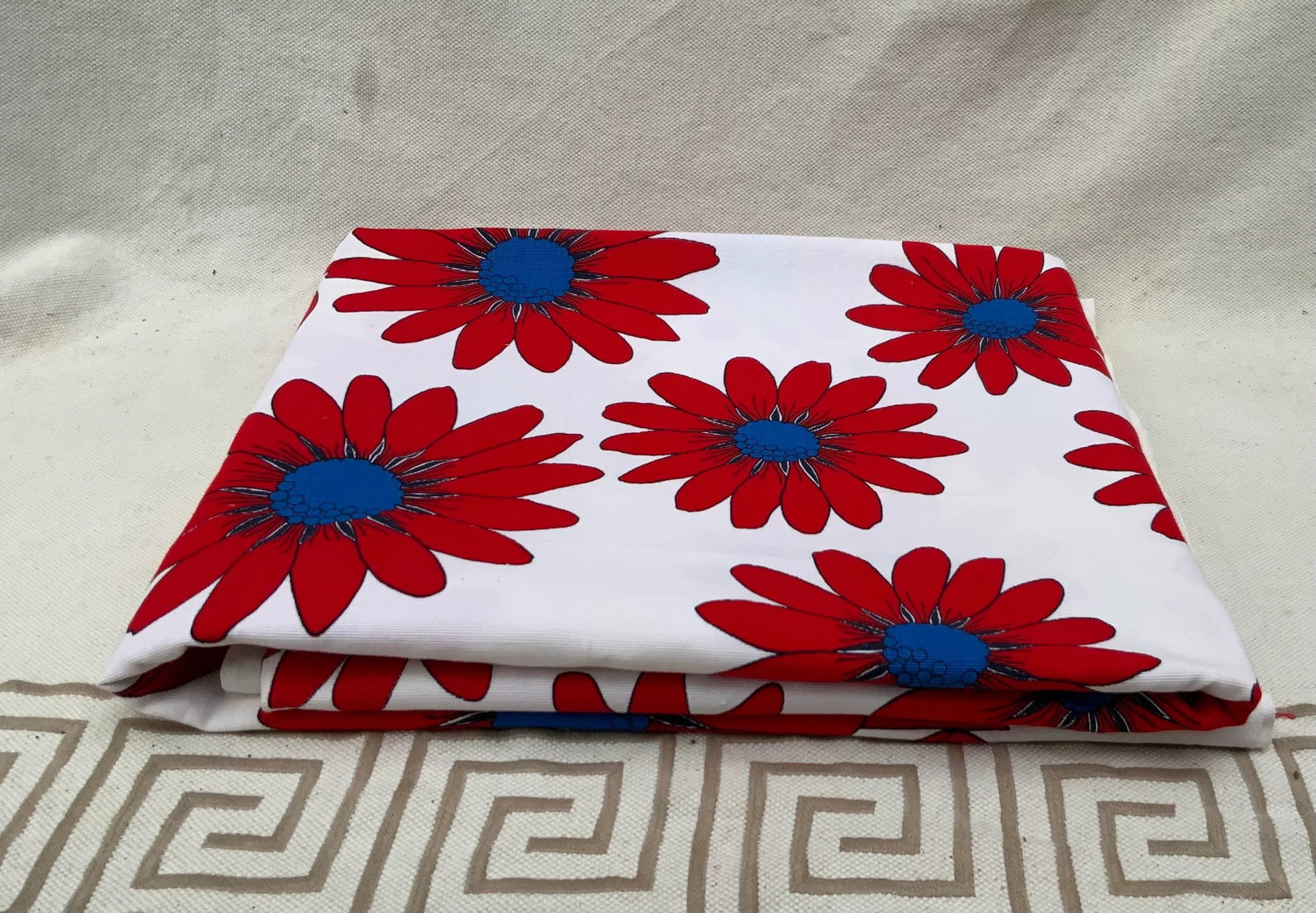 Mid-Century American Pop Art Cotton Fabric - Large Scale Daisy Print - 6