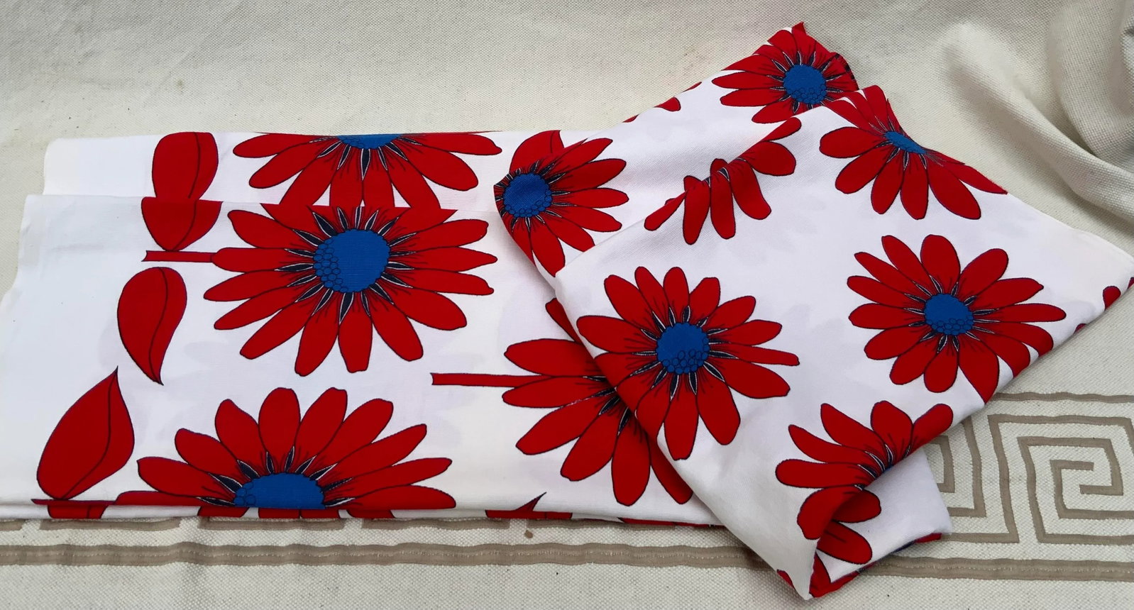 Mid-Century American Pop Art Cotton Fabric - Large Scale Daisy Print - 8