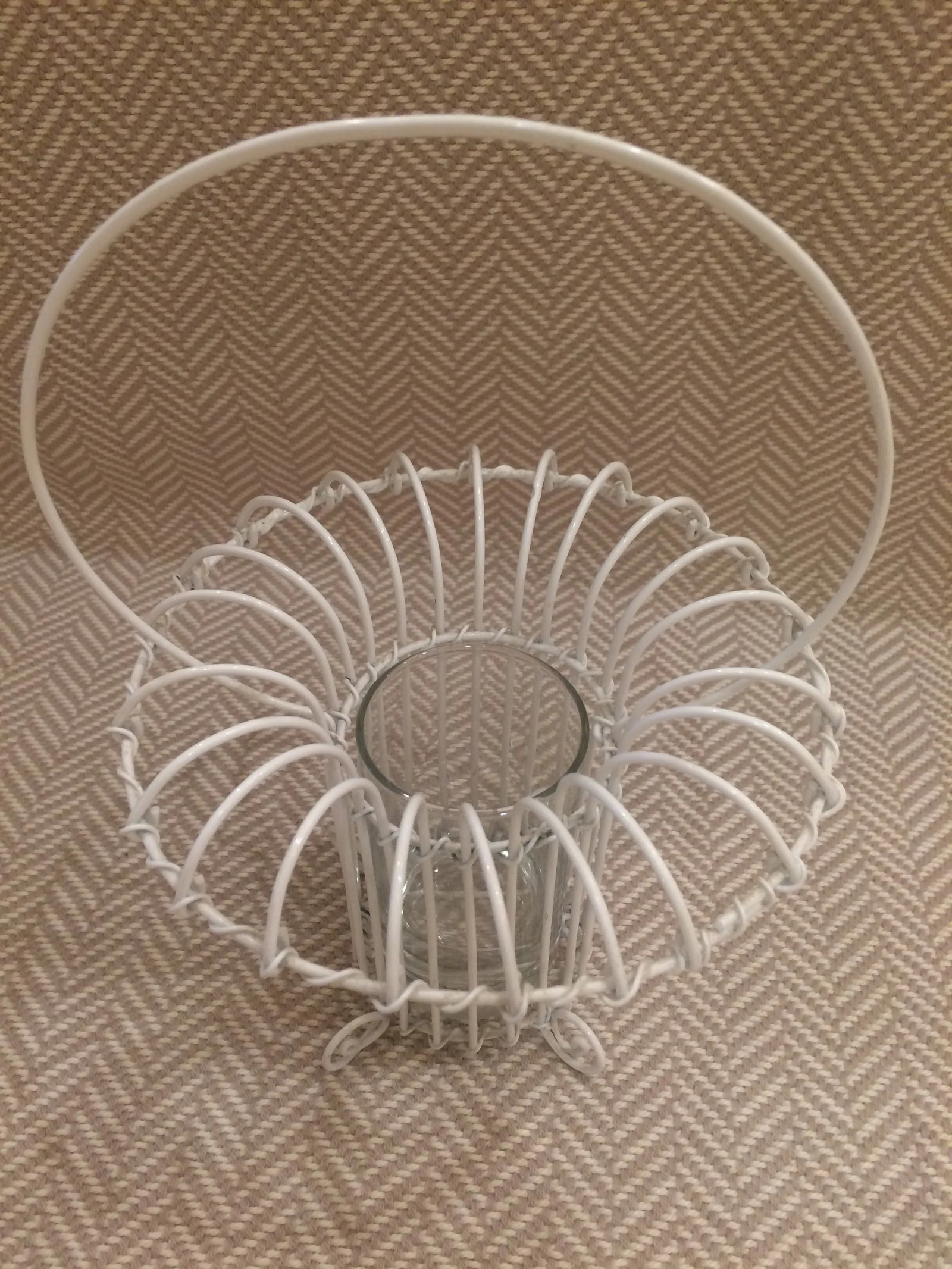 1980s Vintage Shabby Chic White Wire Spring/Summer Flower Basket Surrounding a Clear Glass Vase - 2