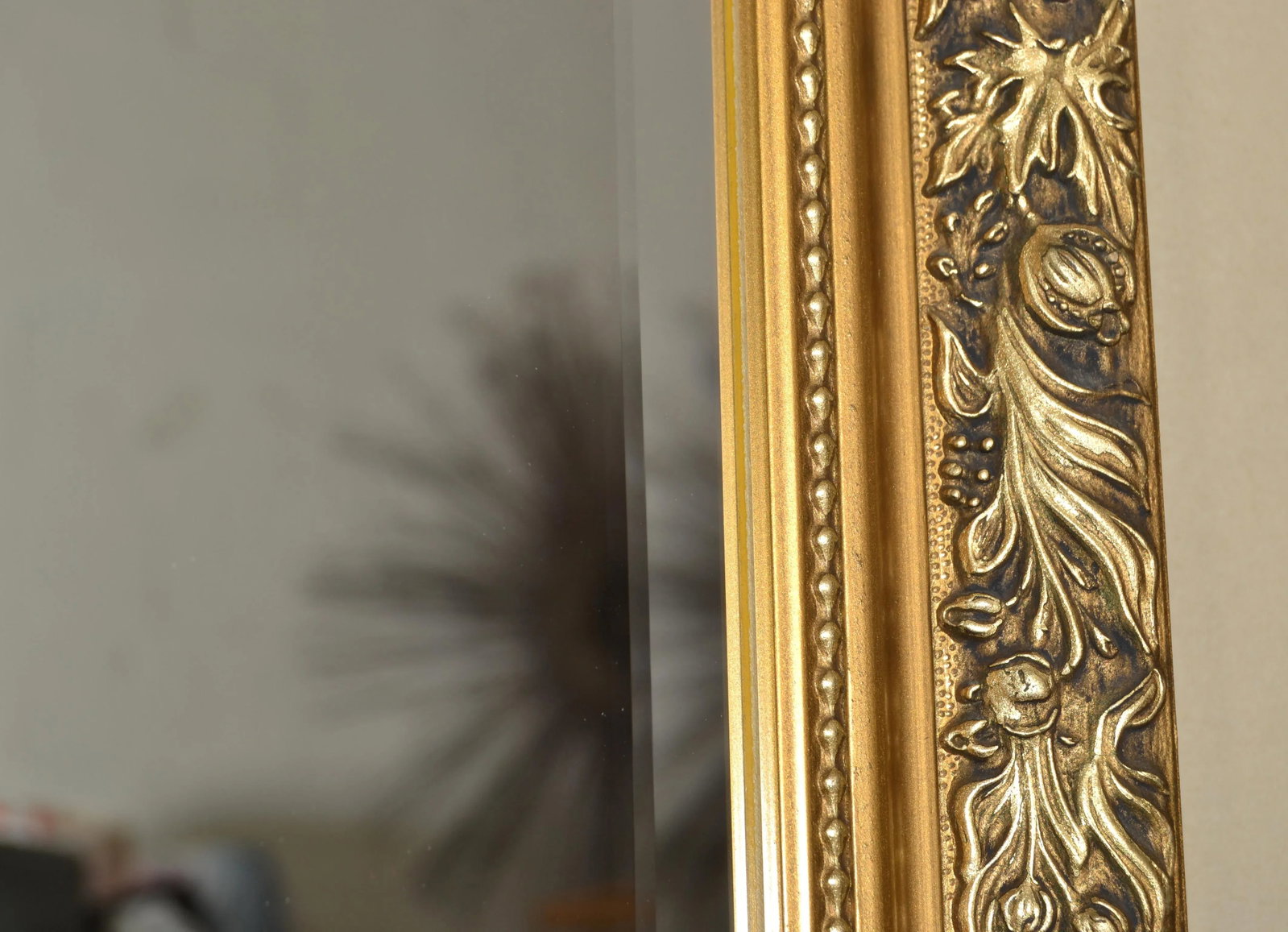 1980s British Neoclassical Giltwood Beveled Wall Mirror Small Dahlia Hand Carved Frame - 7