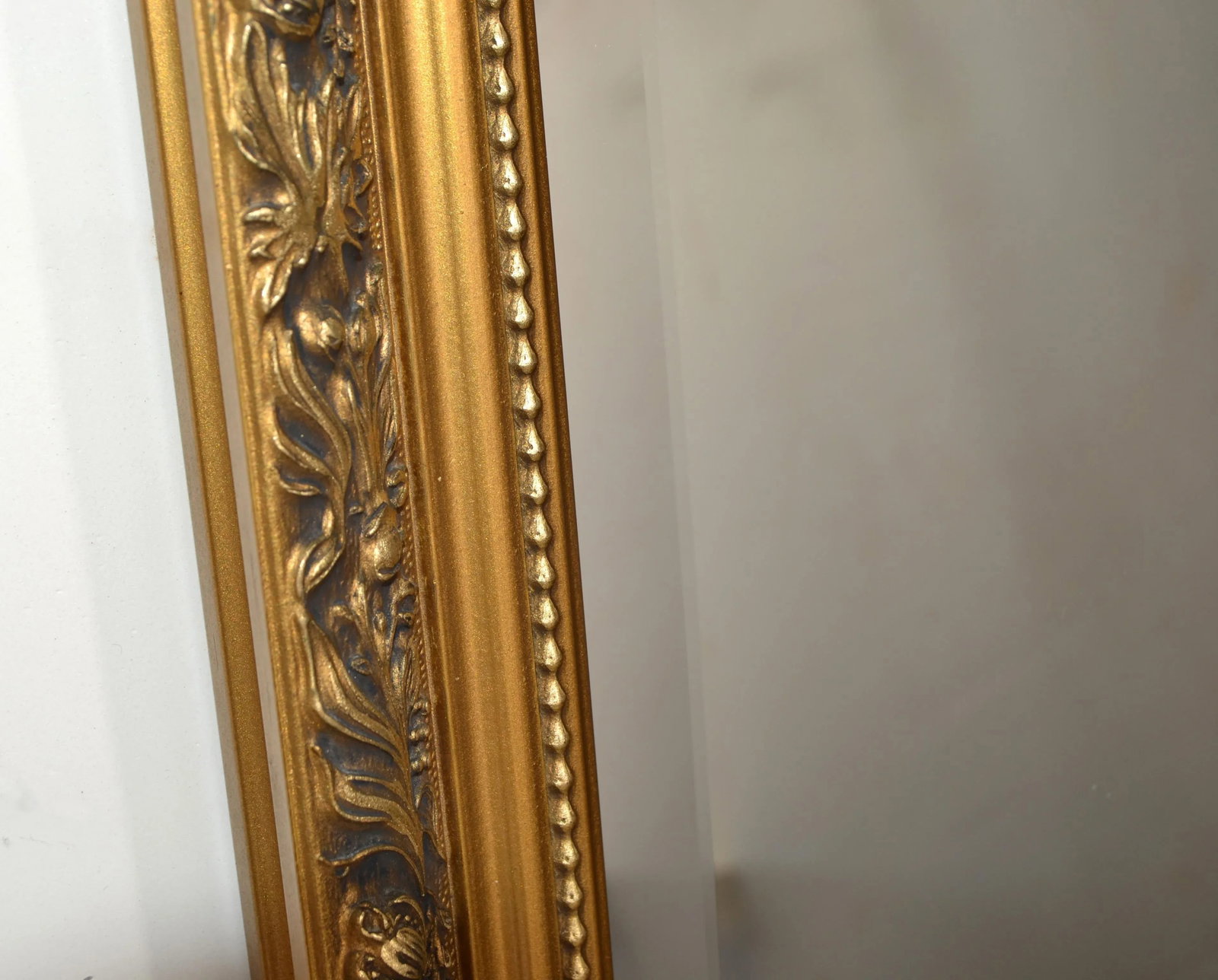 1980s British Neoclassical Giltwood Beveled Wall Mirror Small Dahlia Hand Carved Frame - 8