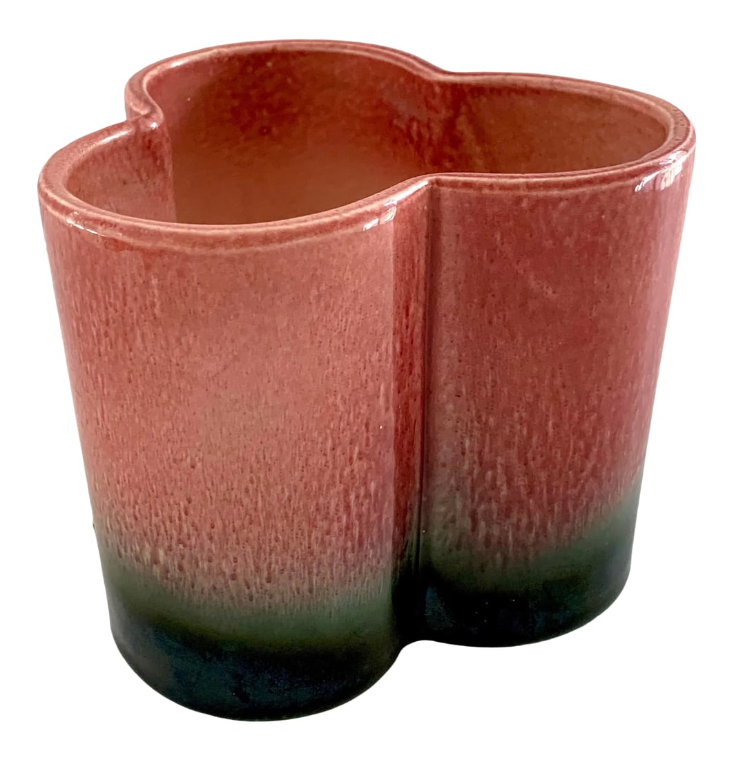 Pink and Green Planter Pot 1950s Hull Pottery Cachepot Ombre: Unusually shaped retro ceramic planter made by Hull Pottery in the 1950s or 1960s. The trefoil shape has a dark pink and green ombre glaze. The size is perfect for table top plantings, or low dense fl