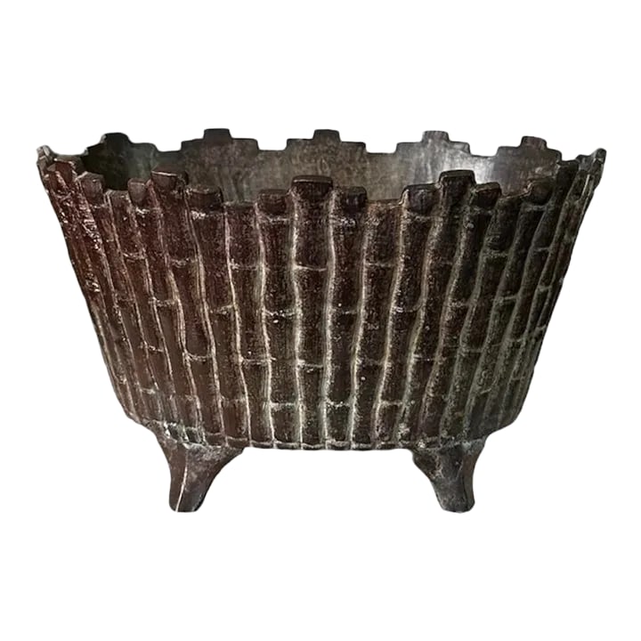 Vintage Bronze Chinoiserie Style Chinese Footed Faux Bamboo Oval Sunburst Cache Pot / Cachepot / Pla: Gorgeous Chinoiserie style bronze bamboo cache pot/planter. Features a staggered bamboo pattern in a sunburst design, resting atop four splayed feet. Solid bronze. A substantially weighted piece perfe
