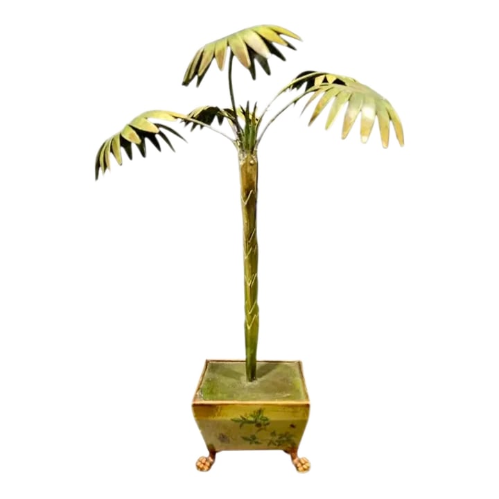 Vintage Italian Tole Peinte Potted Palm in Paw Footed Chinoiserie Jardinere/ Cache Pot: A gorgeous, vintage tole potted palm. Features a stylized trunk, branching into five palm fronds. Housed in a tapered Chinoiserie style pot adorned with lion head ring handles and resting atop four li