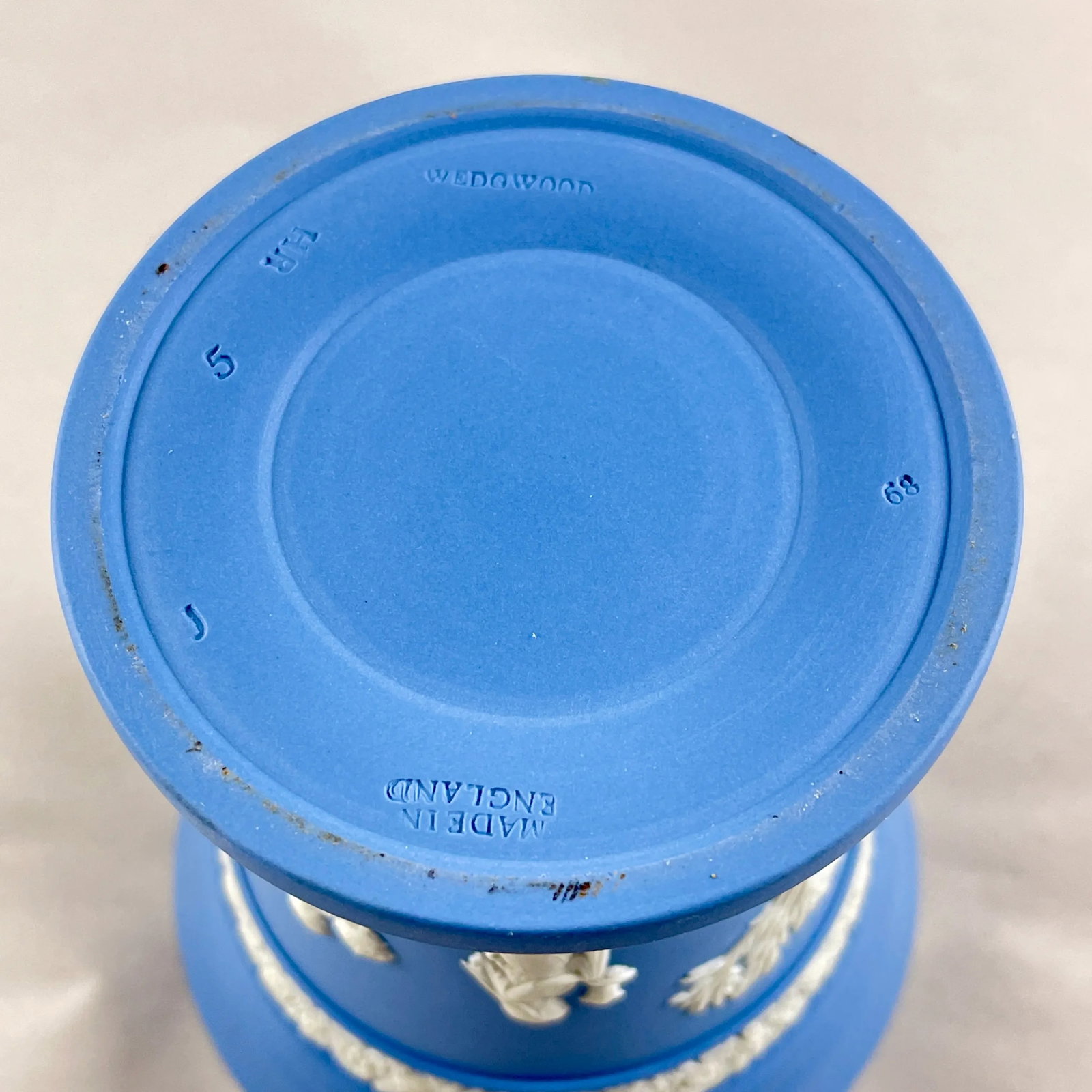 Wedgwood Jasperware Neo-Classical Vase With Flower Frog, 1968 - 10