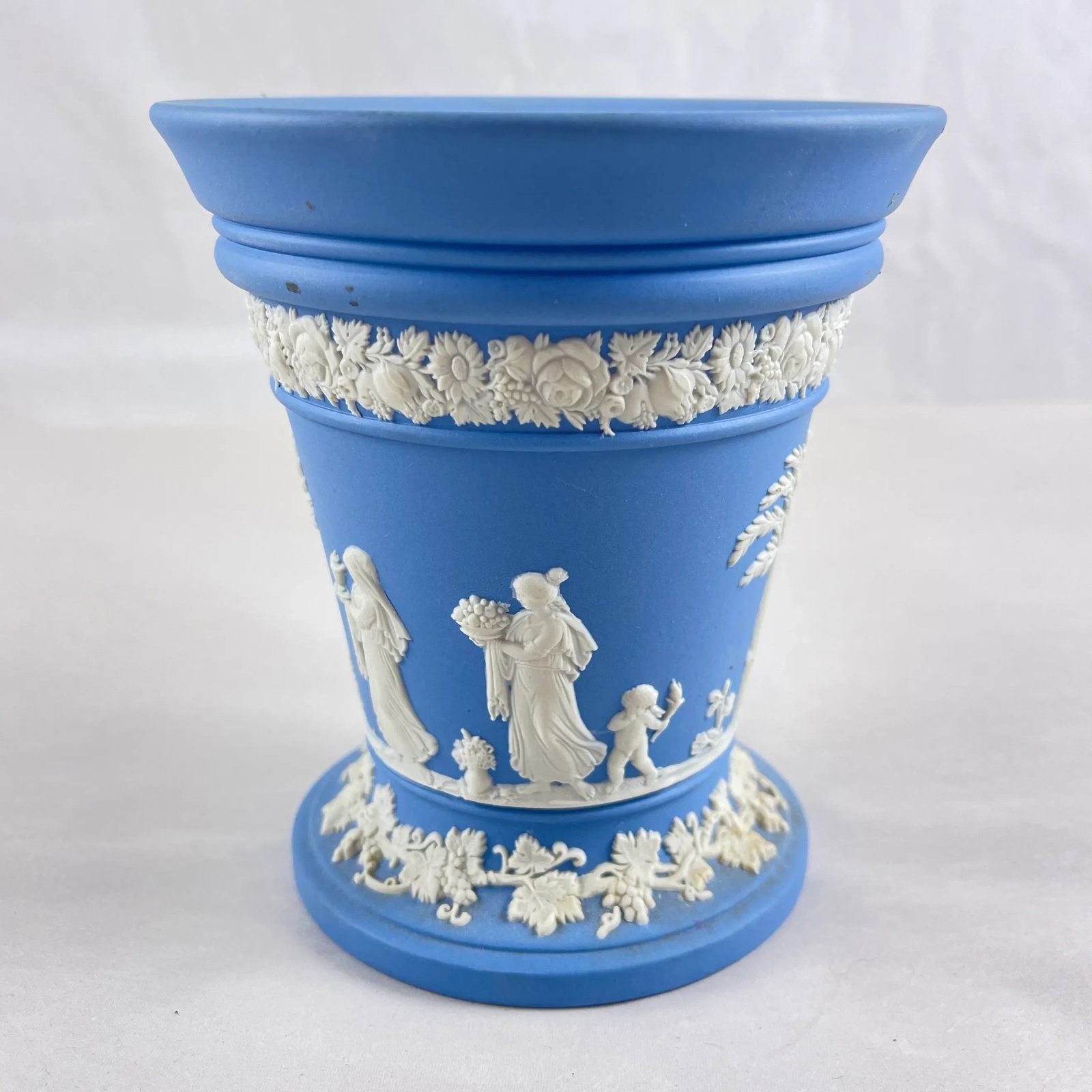Wedgwood Jasperware Neo-Classical Vase With Flower Frog, 1968 - 3