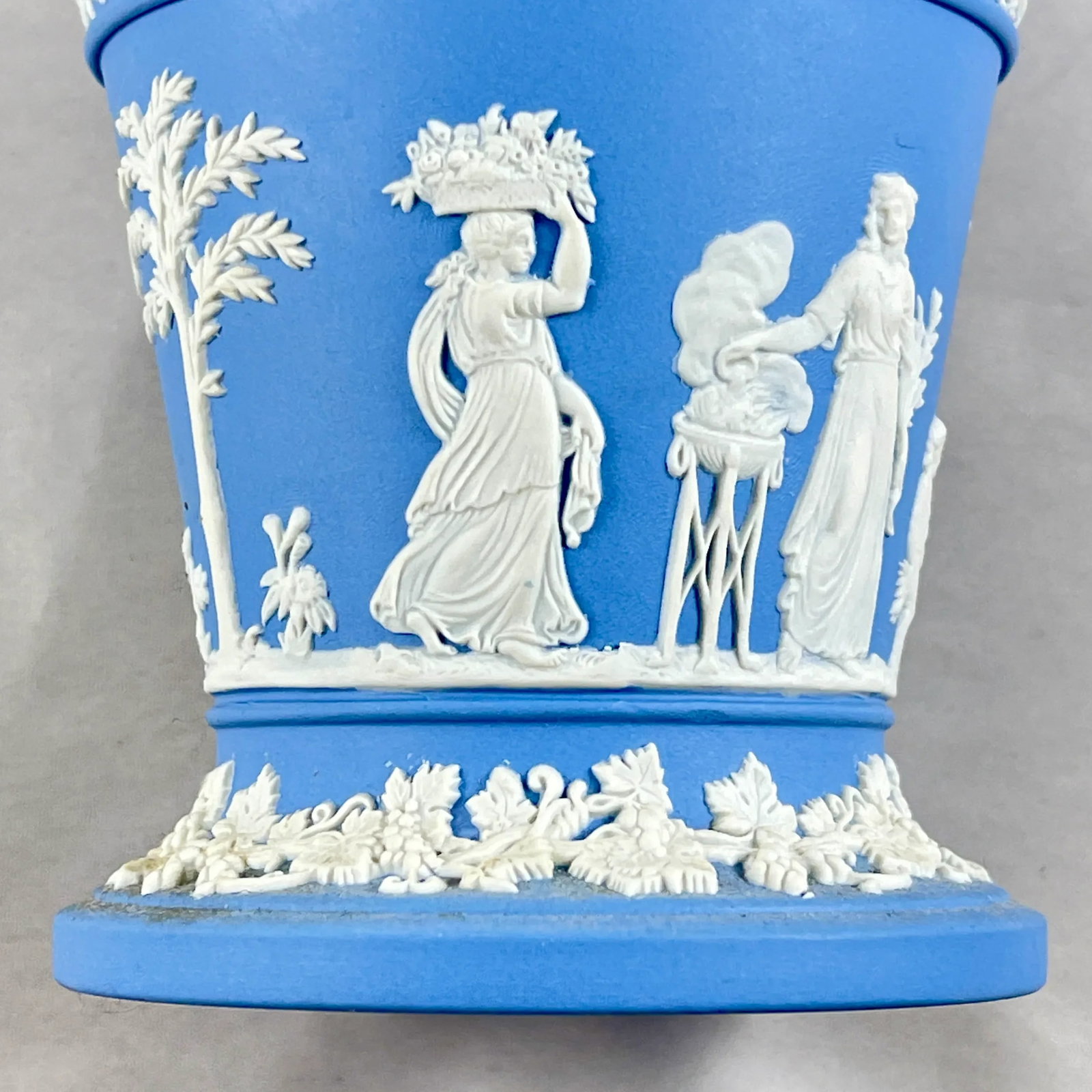 Wedgwood Jasperware Neo-Classical Vase With Flower Frog, 1968 - 5
