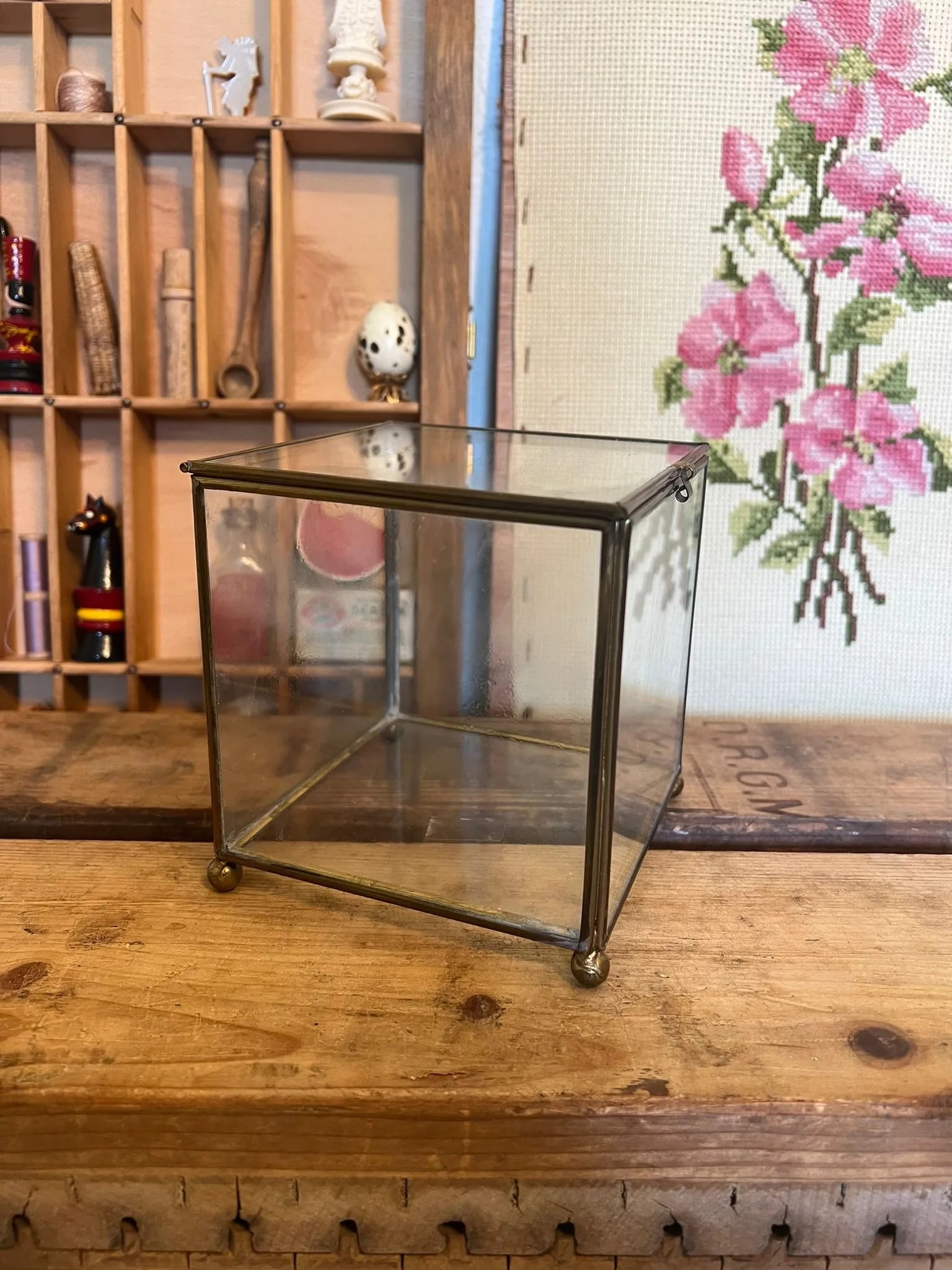 1970s Vintage Footed Brass Metal Glass Trinket Jewelry Box - 2