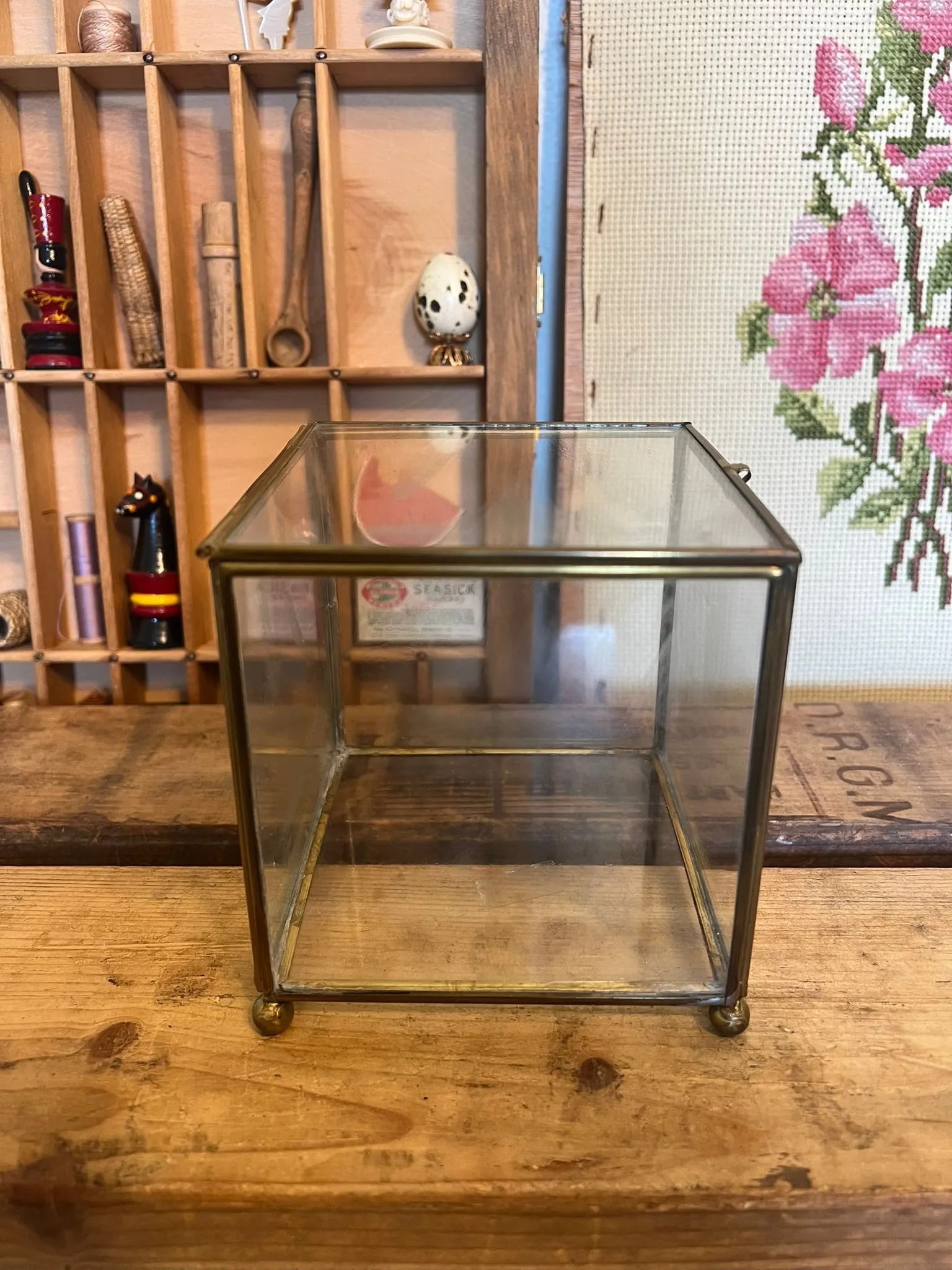 1970s Vintage Footed Brass Metal Glass Trinket Jewelry Box - 3