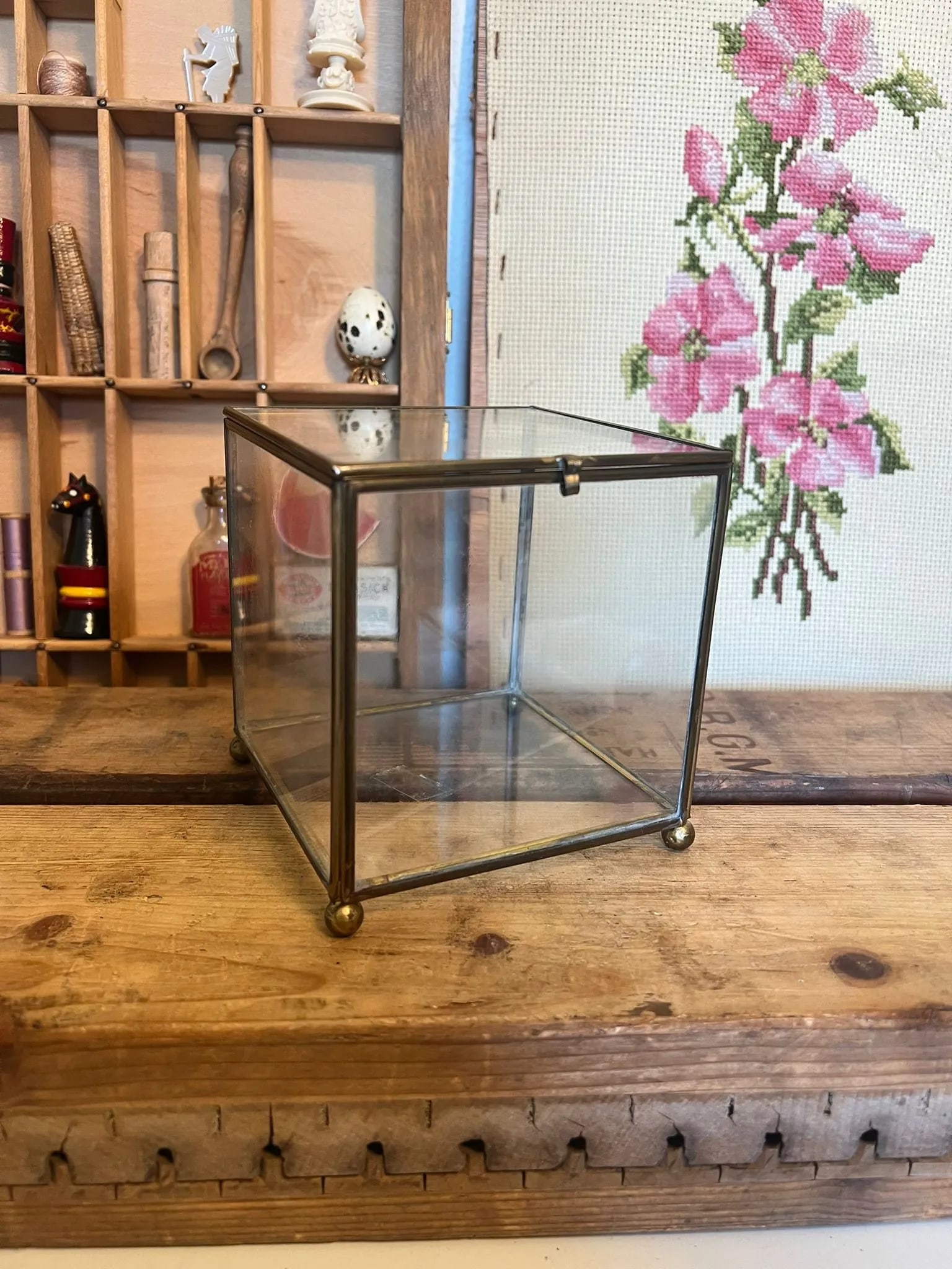 1970s Vintage Footed Brass Metal Glass Trinket Jewelry Box - 4