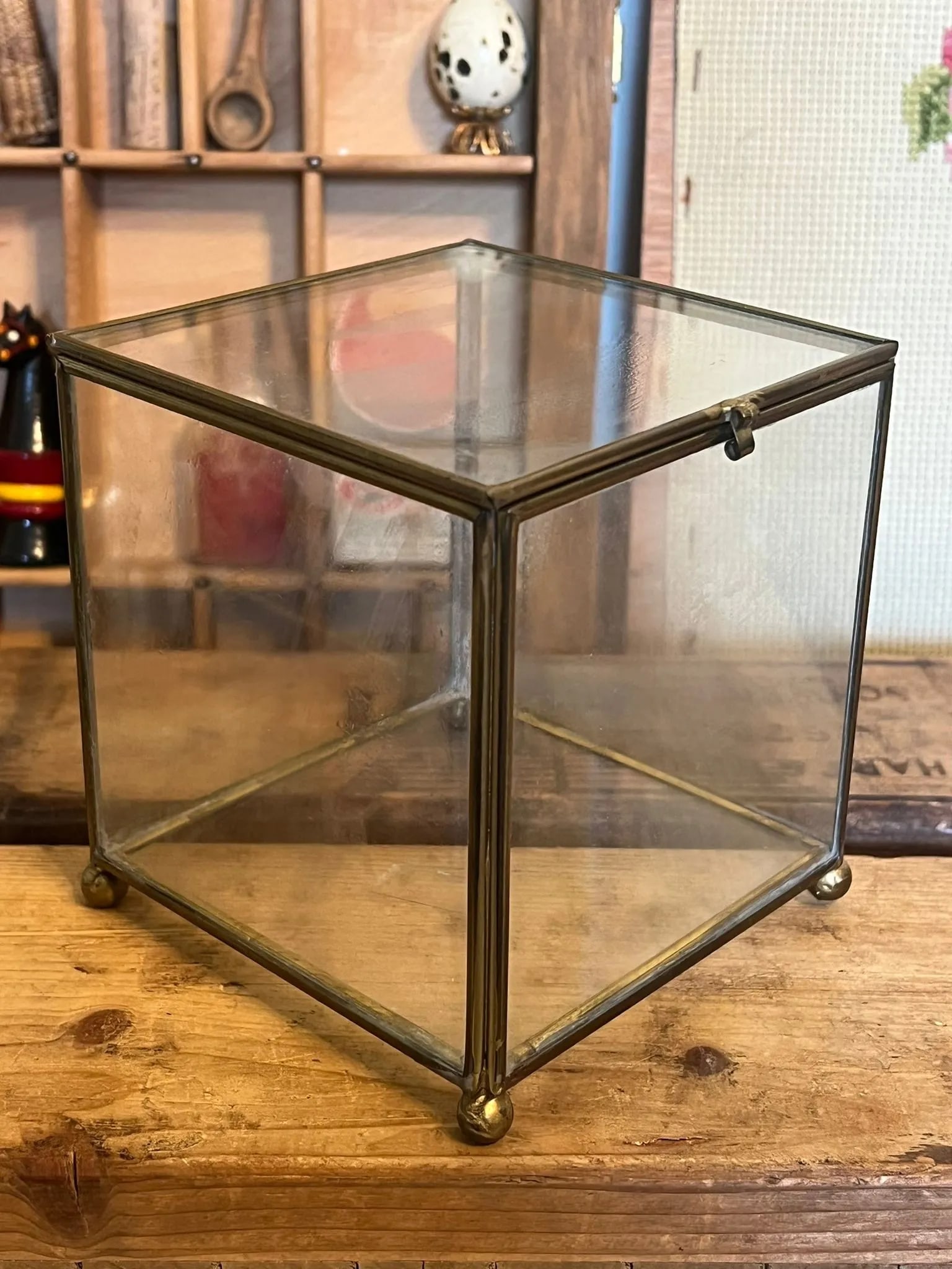 1970s Vintage Footed Brass Metal Glass Trinket Jewelry Box - 7