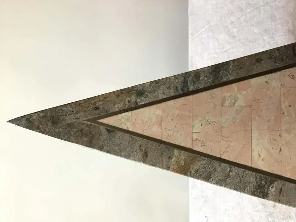 1980s Tessellated Stone Obelisk With Brass Inlay - 3