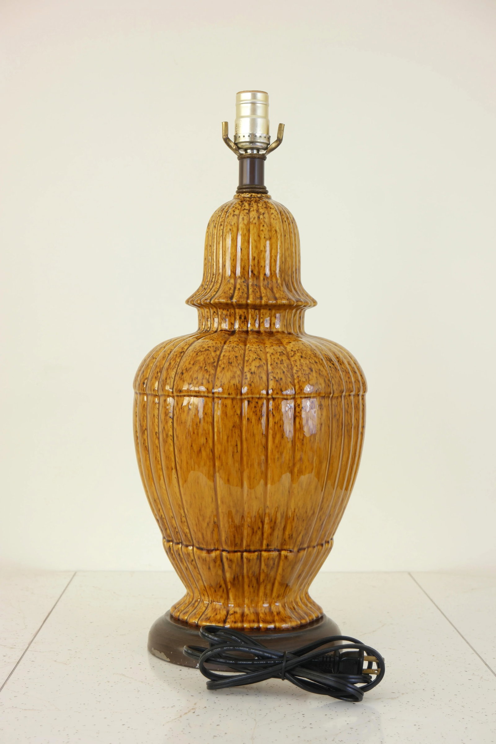 Mid-Century Modern Mustard Yellow Ceramic Table Lamp - 4