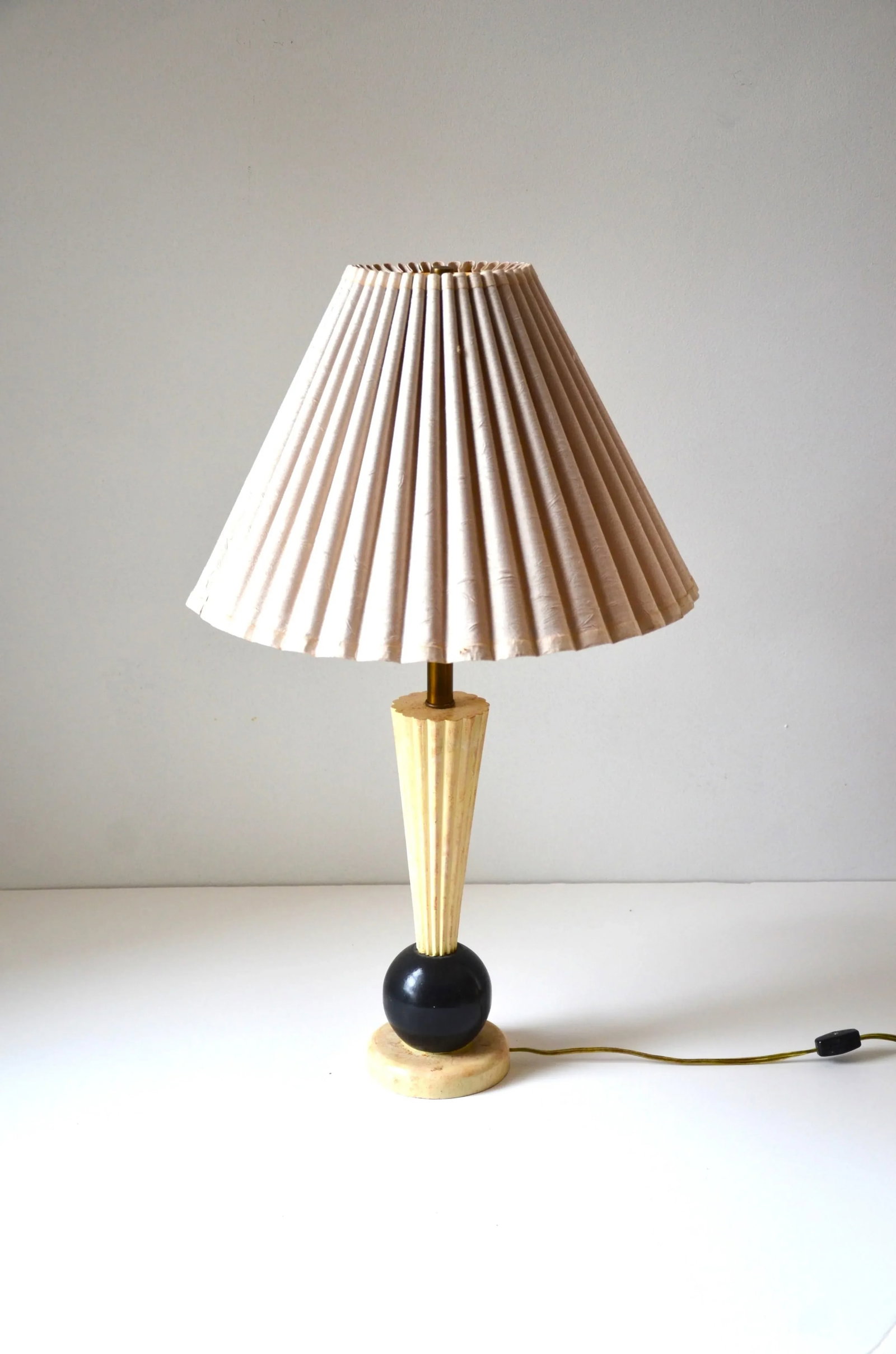 Italian Memphis Style Mid-Century Chalkware Table Lamp With Pleated Fabric Shade, Circa 1950-60's - 2