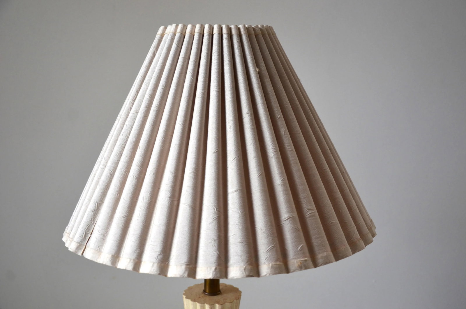 Italian Memphis Style Mid-Century Chalkware Table Lamp With Pleated Fabric Shade, Circa 1950-60's - 3