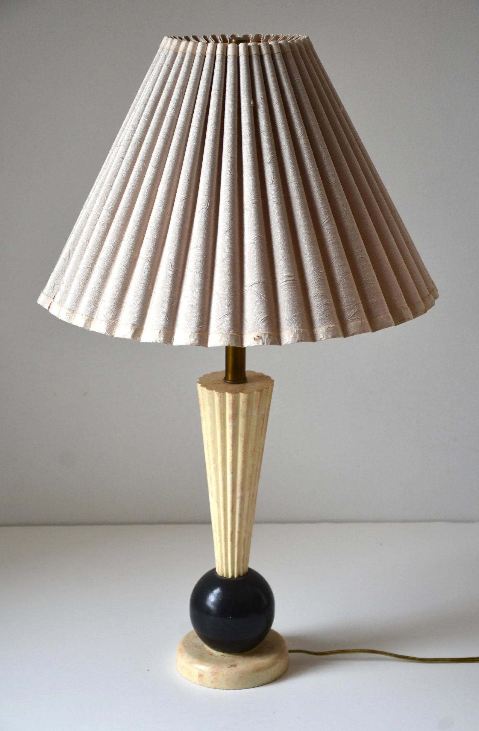Italian Memphis Style Mid-Century Chalkware Table Lamp With Pleated Fabric Shade, Circa 1950-60's - 4