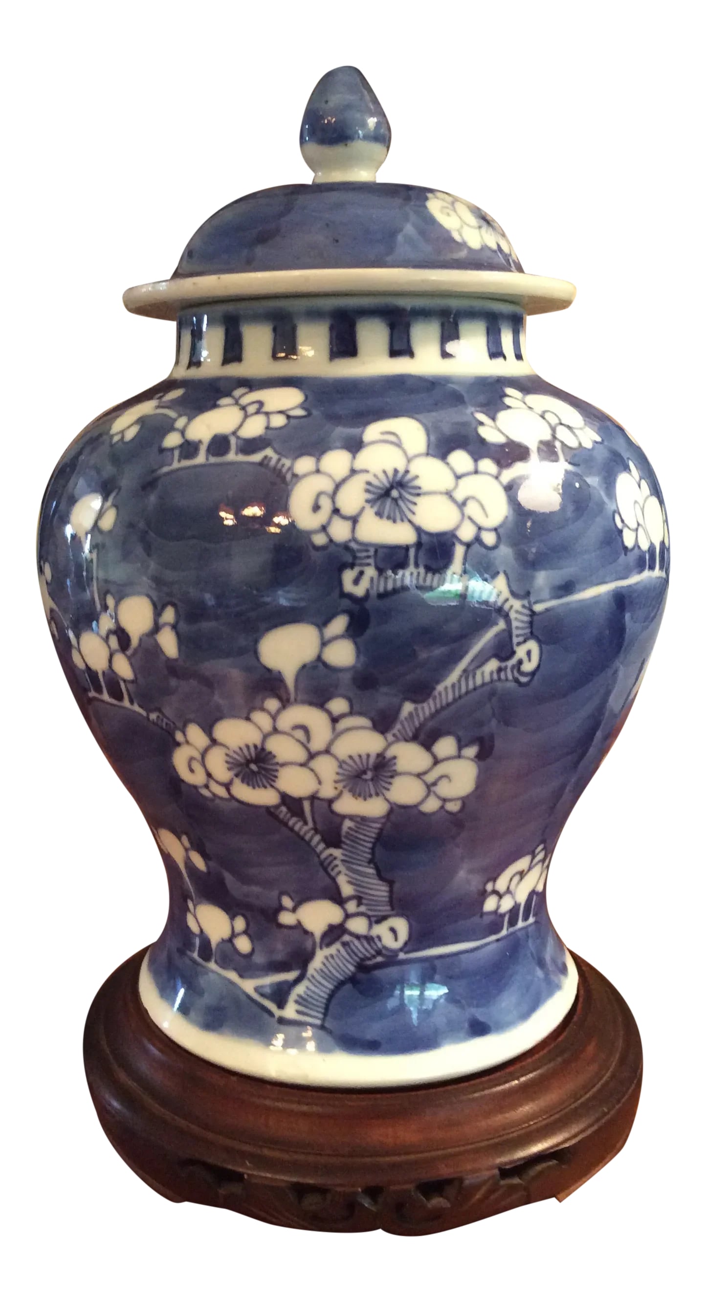 Mid 20th Century Chinoiserie Ginger Jar: Beautiful vintage chinoiserie ginger jar. Done in a classic white and blue. Includes a wood display stand. Perfect for the ever popular Chinoiserie Interior! Condition: Alterations: Original