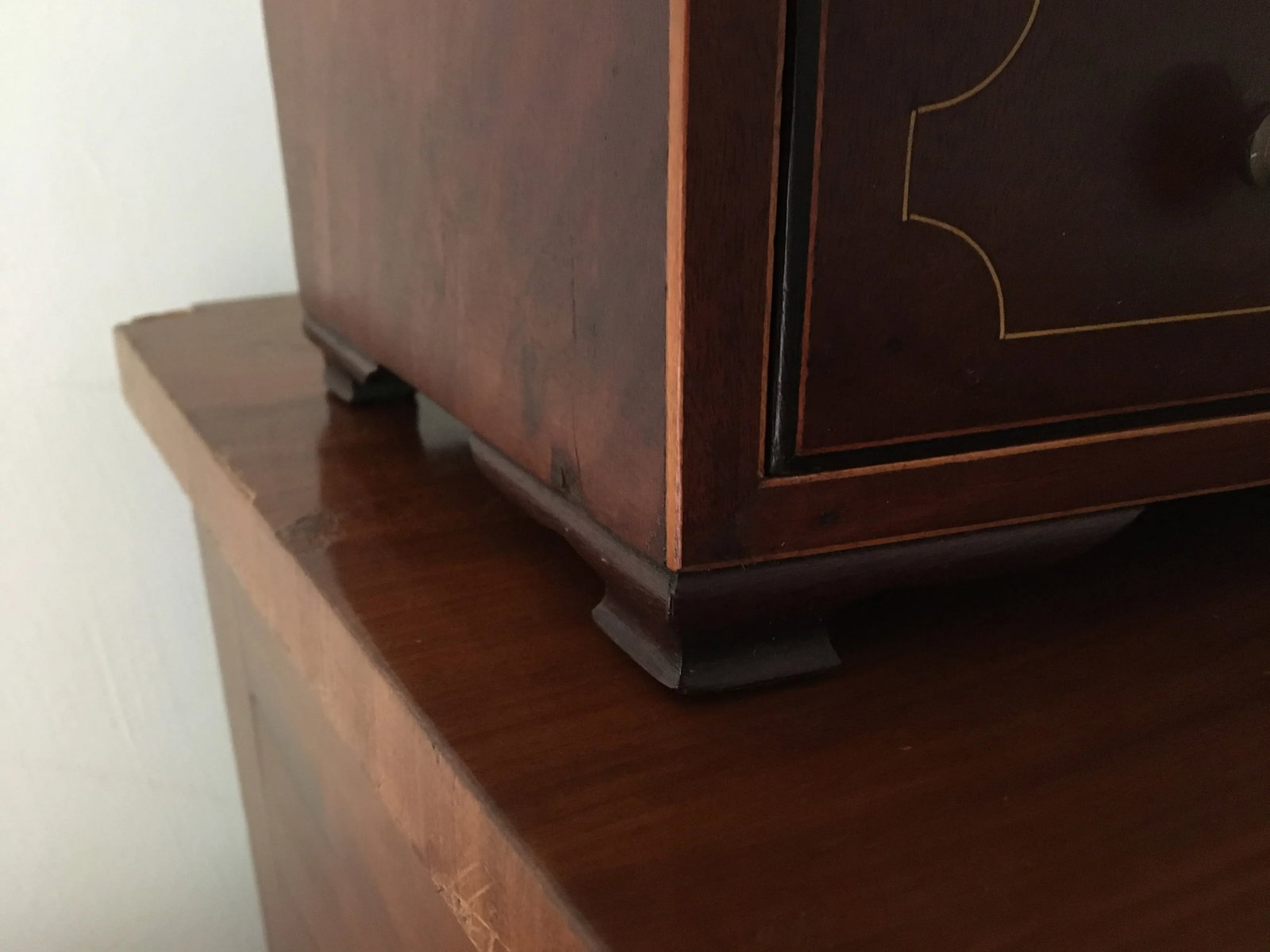 1800-1810 Antique Federal Mahogany Bow Front Dressing Glass - 5