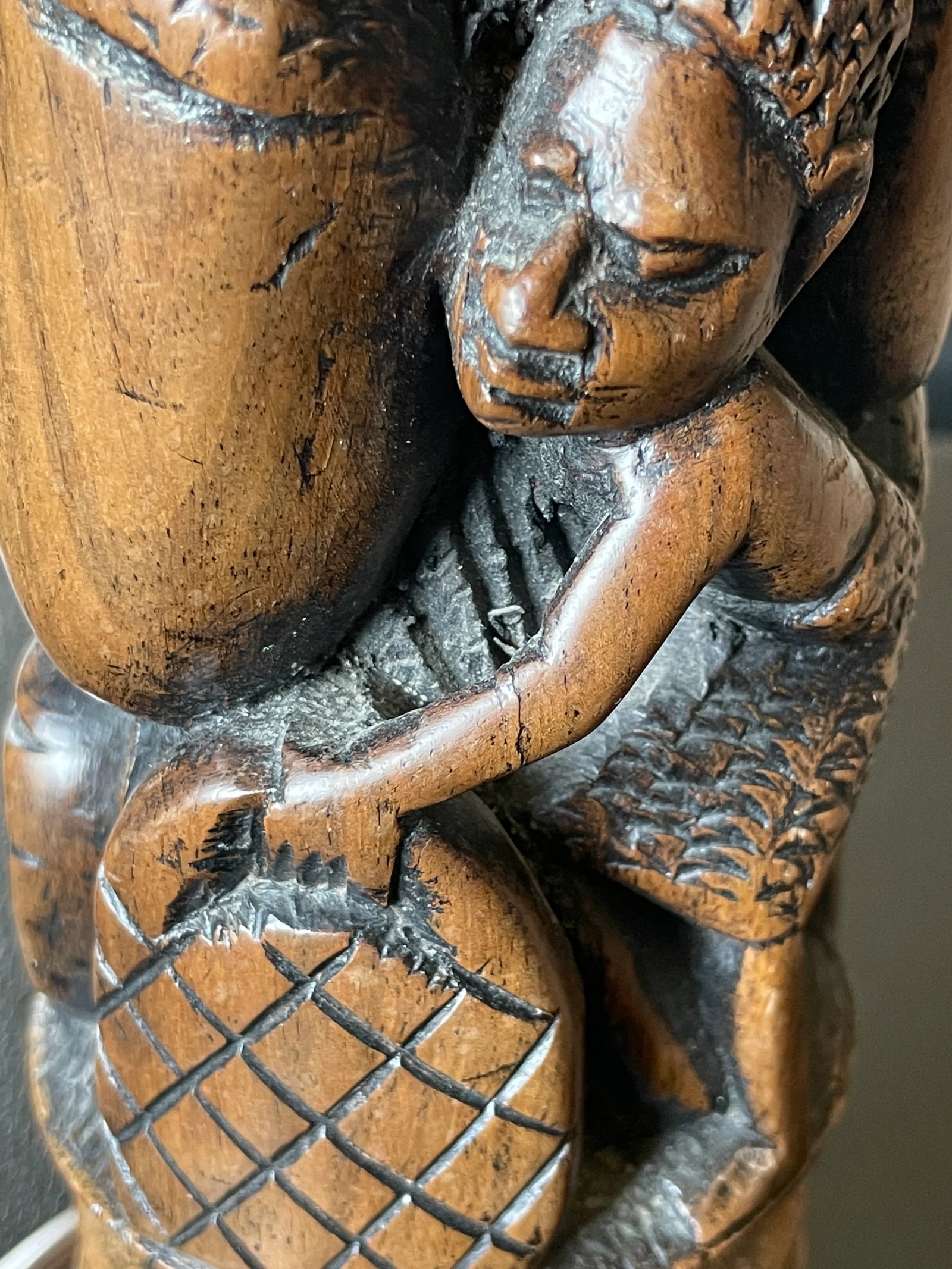 1920s African Hard Wood Carved Lamp with Intertwined Mother With Her Children Figurines - 11
