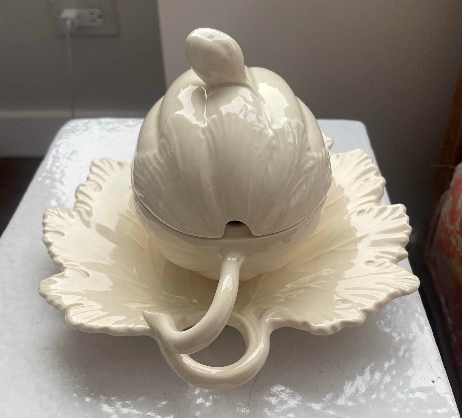 Wedgwood Creamware Small Tureen on Dish - 2