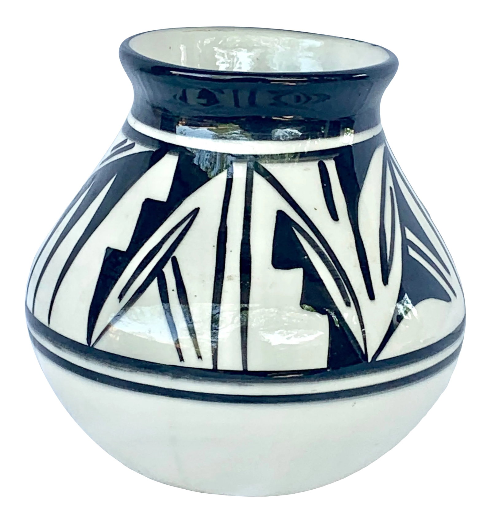 Vintage Mesa Verde Native American Pottery: Stunning vintage Mesa Verde Native American pottery vase. Shiny glaze in a striking black and white design. Made by Ute and Navajo artists in Southwestern United States, signed Rockwell, USA. A wonder