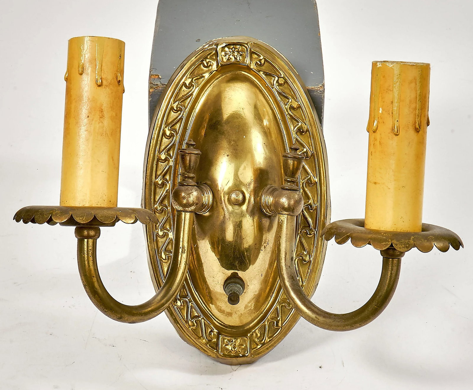 Antique Art Deco Stamped Brass Two Arm Wall Sconce With Twist Knob Switch - 2