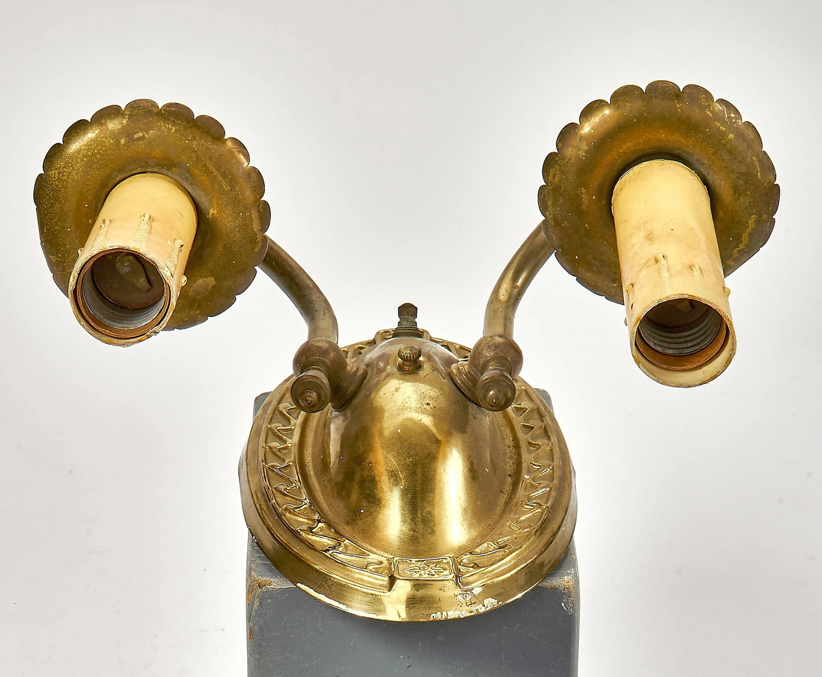 Antique Art Deco Stamped Brass Two Arm Wall Sconce With Twist Knob Switch - 4