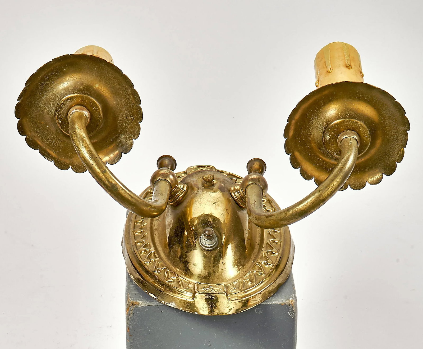 Antique Art Deco Stamped Brass Two Arm Wall Sconce With Twist Knob Switch - 5